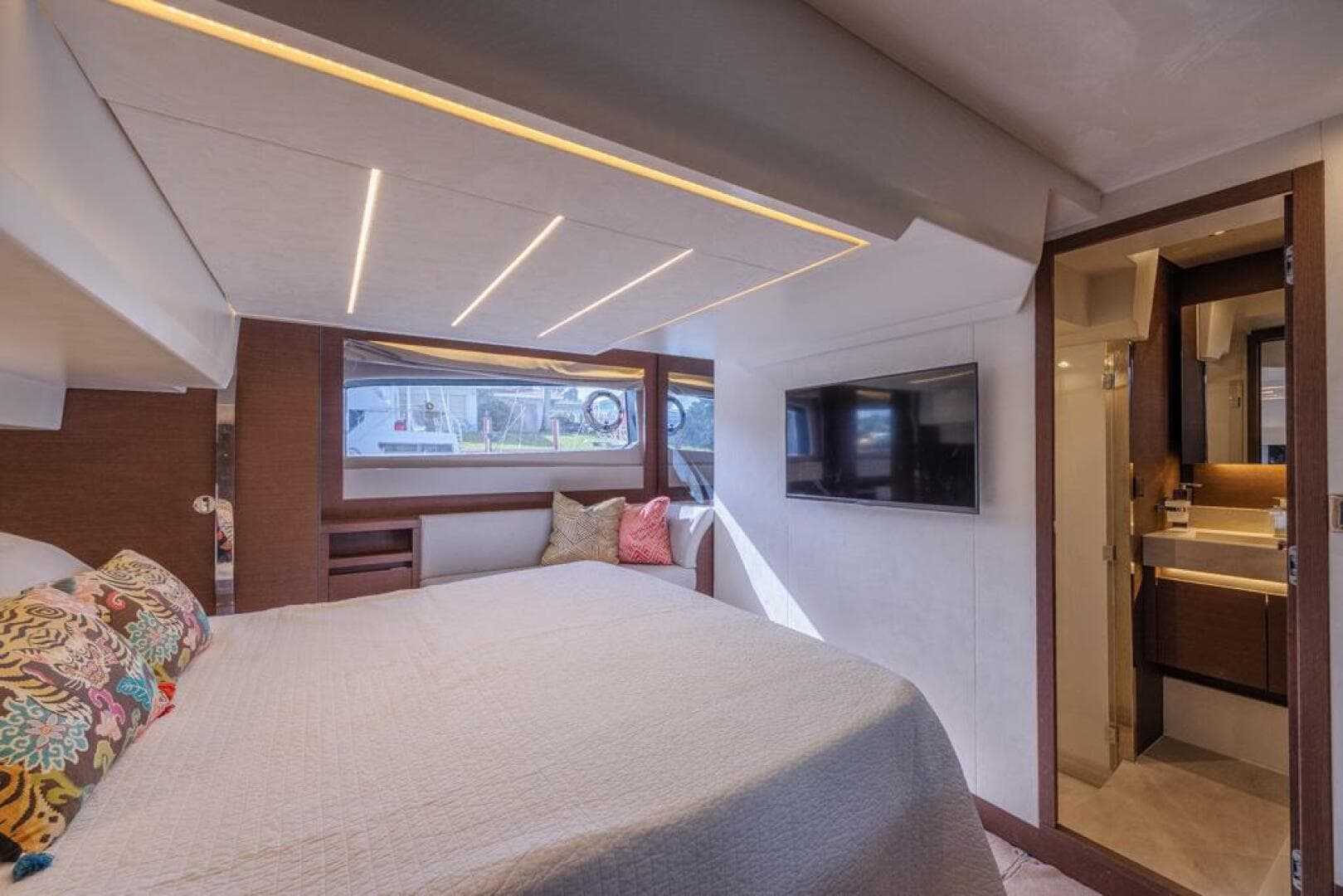 2021 Prestige 520 Flybridge