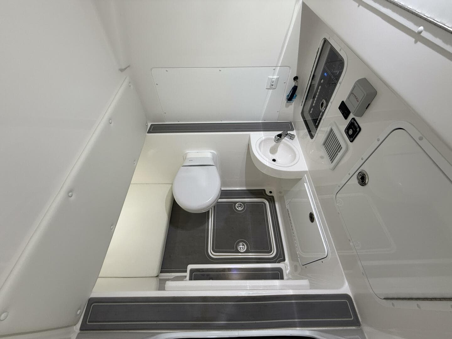 2022 Invincible 39 Open Fisherman Head