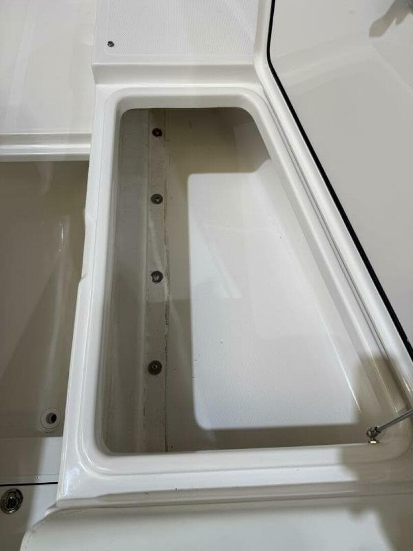 2022 Invincible 39 Open Fisherman Forward Seating Storage
