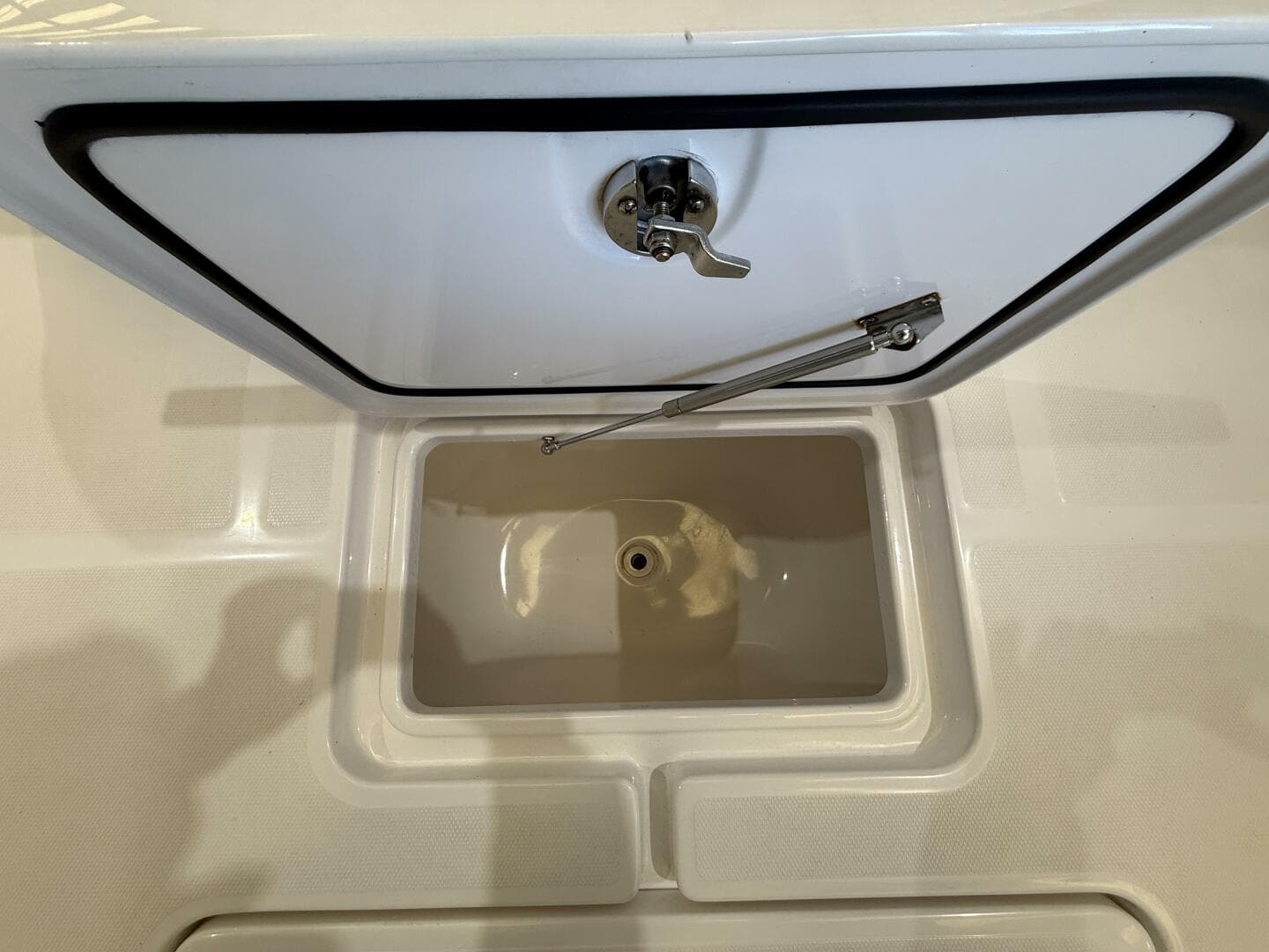 2022 Invincible 39 Open Fisherman In-Deck Livewell