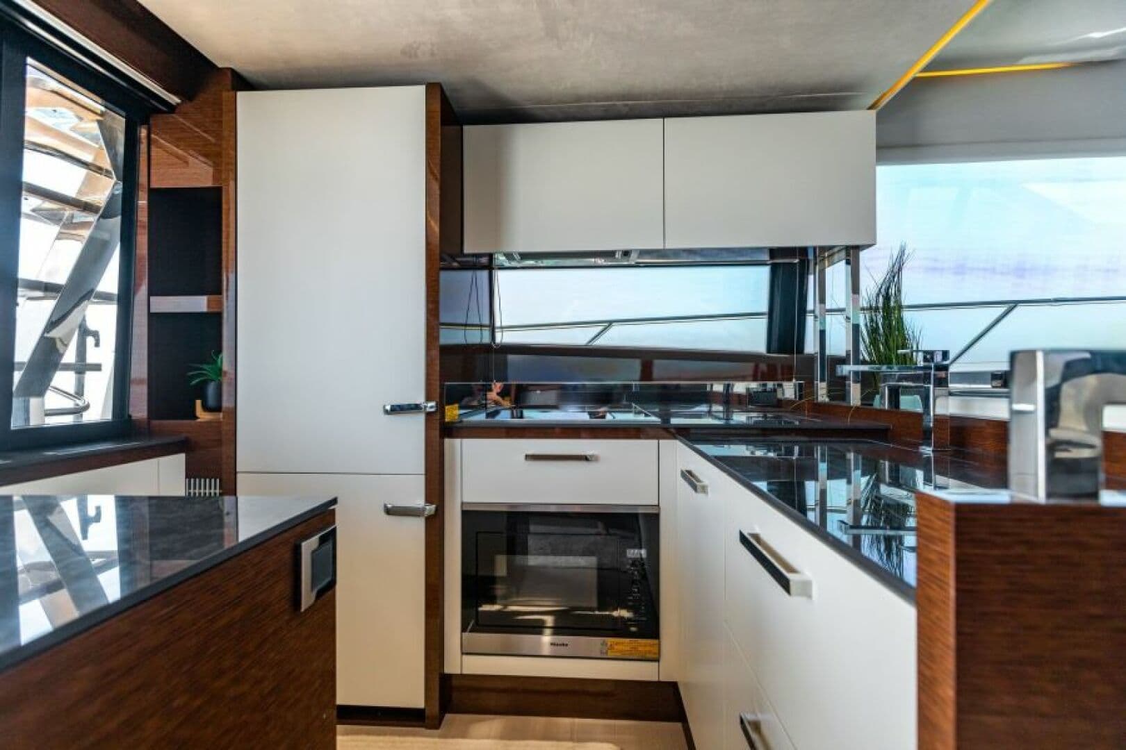 2020 Prestige 630 FB  Galley