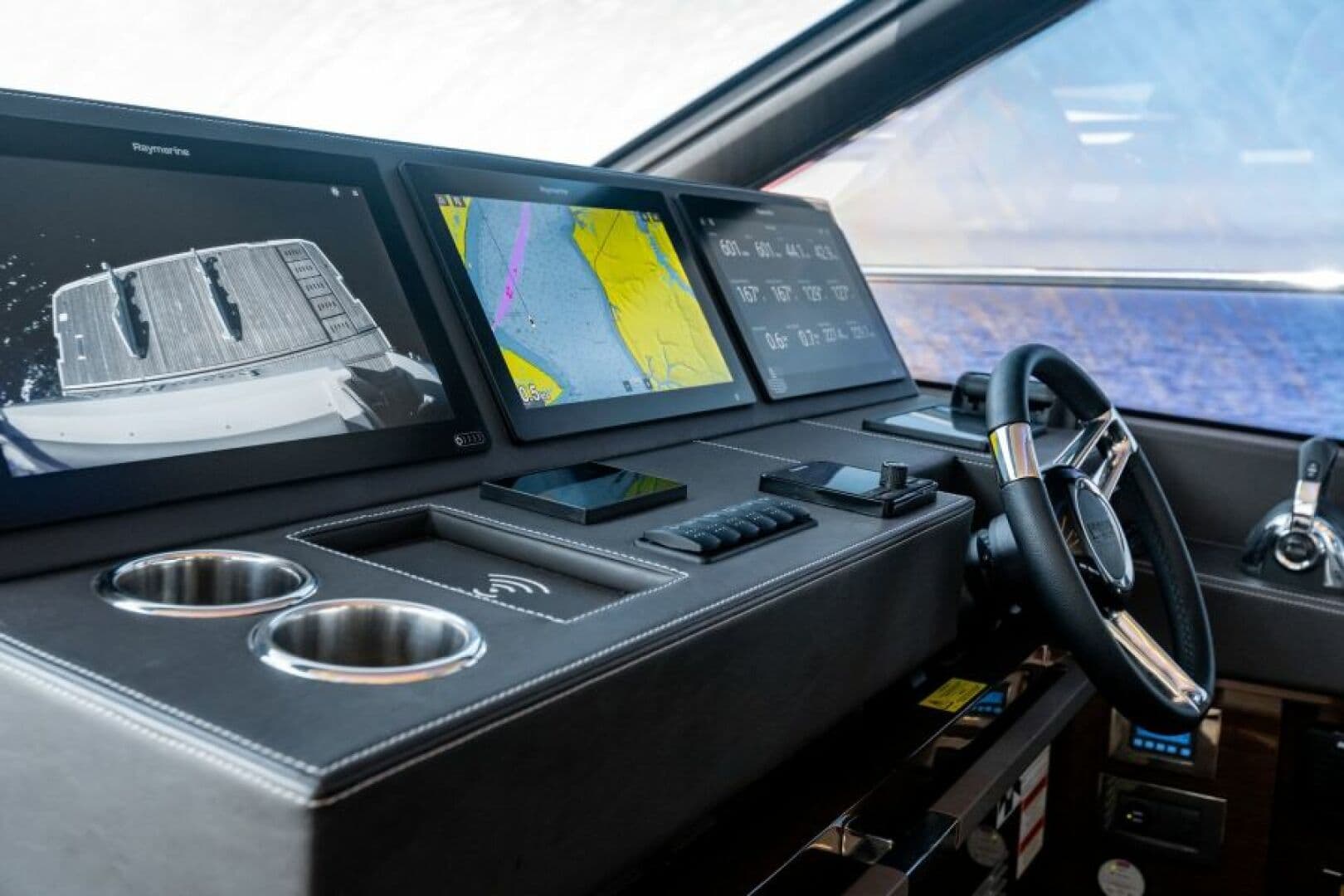 2020 Prestige 630 FB  Helm 2