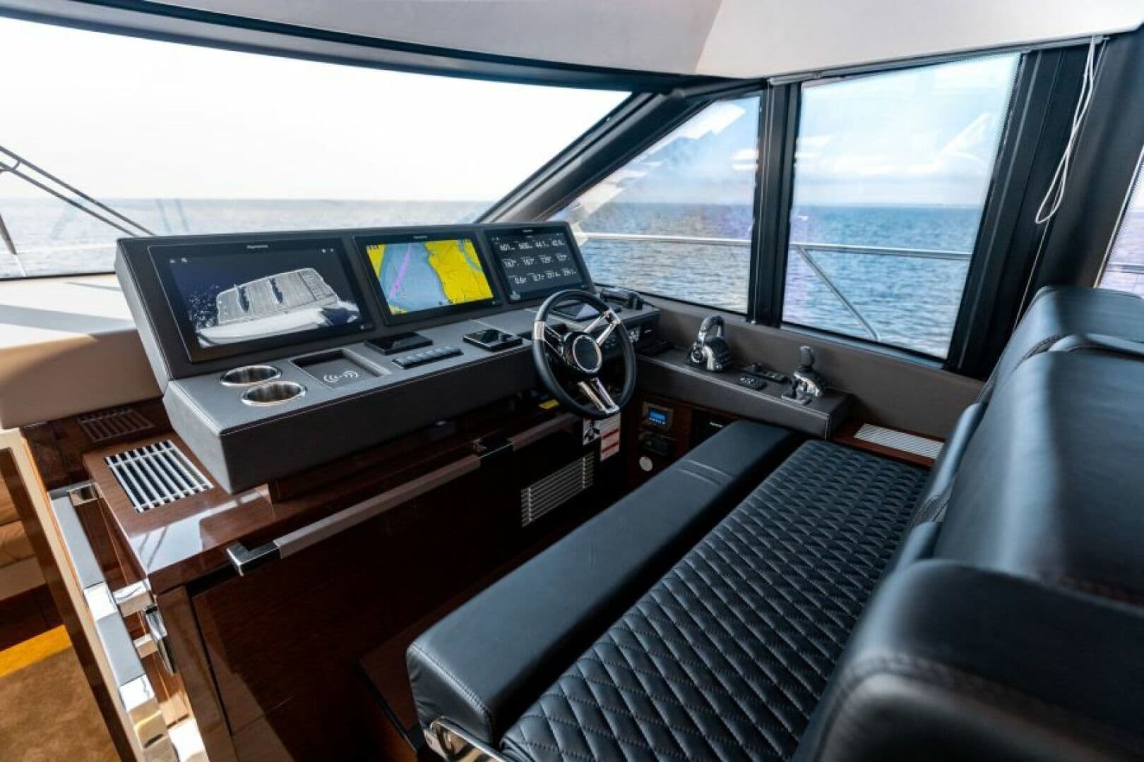 2020 Prestige 630 FB  Helm 1