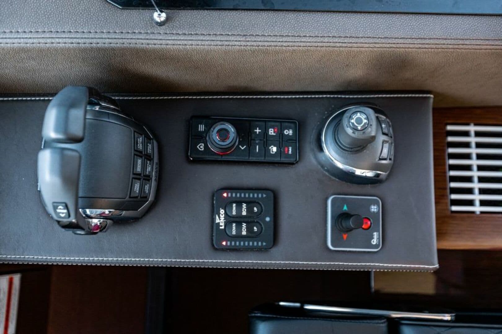 2020 Prestige 630 FB  Helm 6