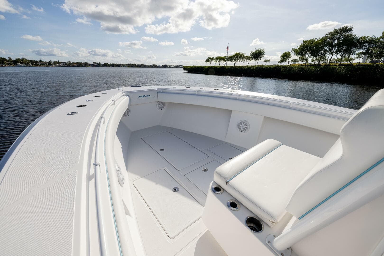 SeaHunter 33 Bloodline - Exterior Bow