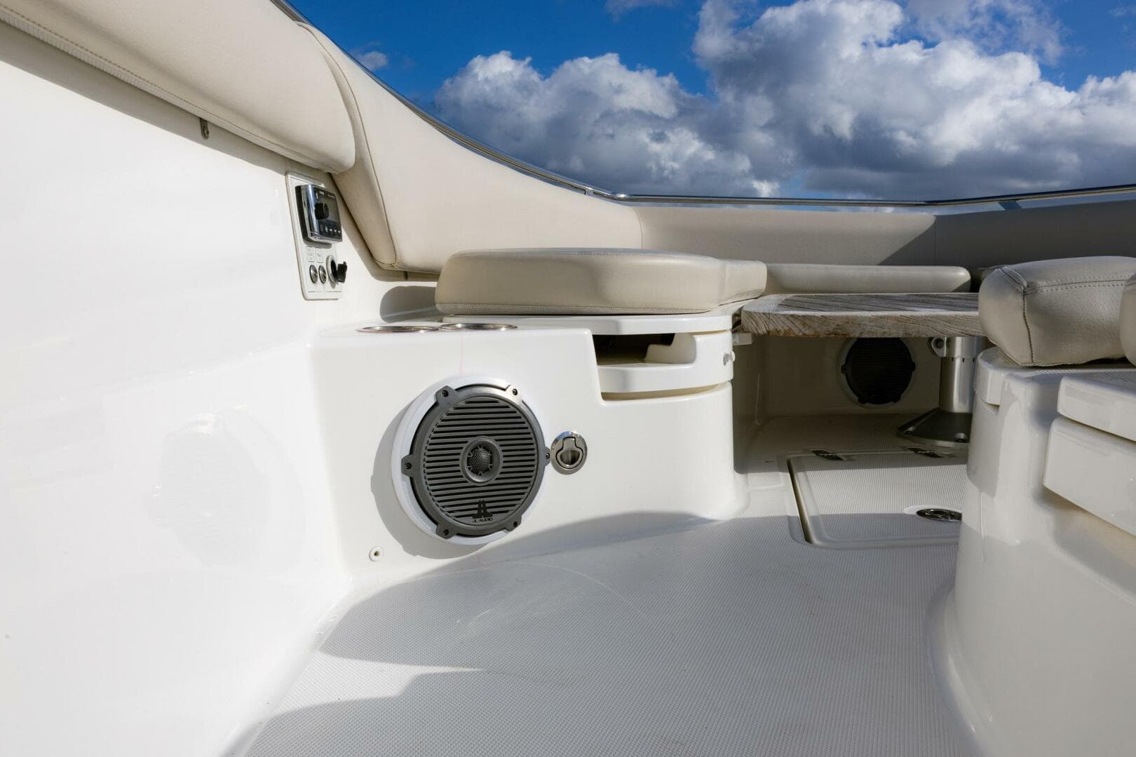 2017 Boston Whaler 