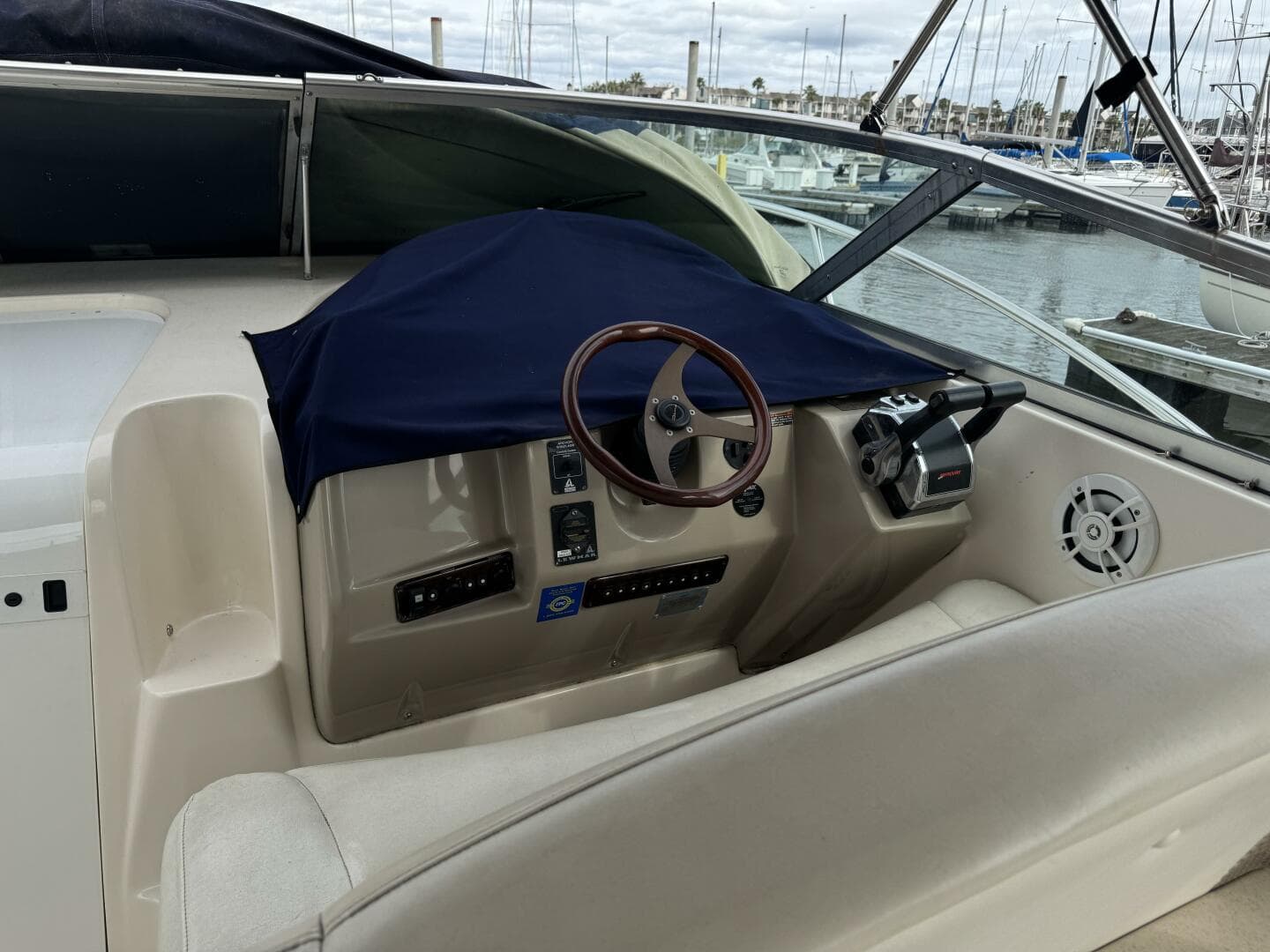 2002 Rinker 342 Fiesta Vee