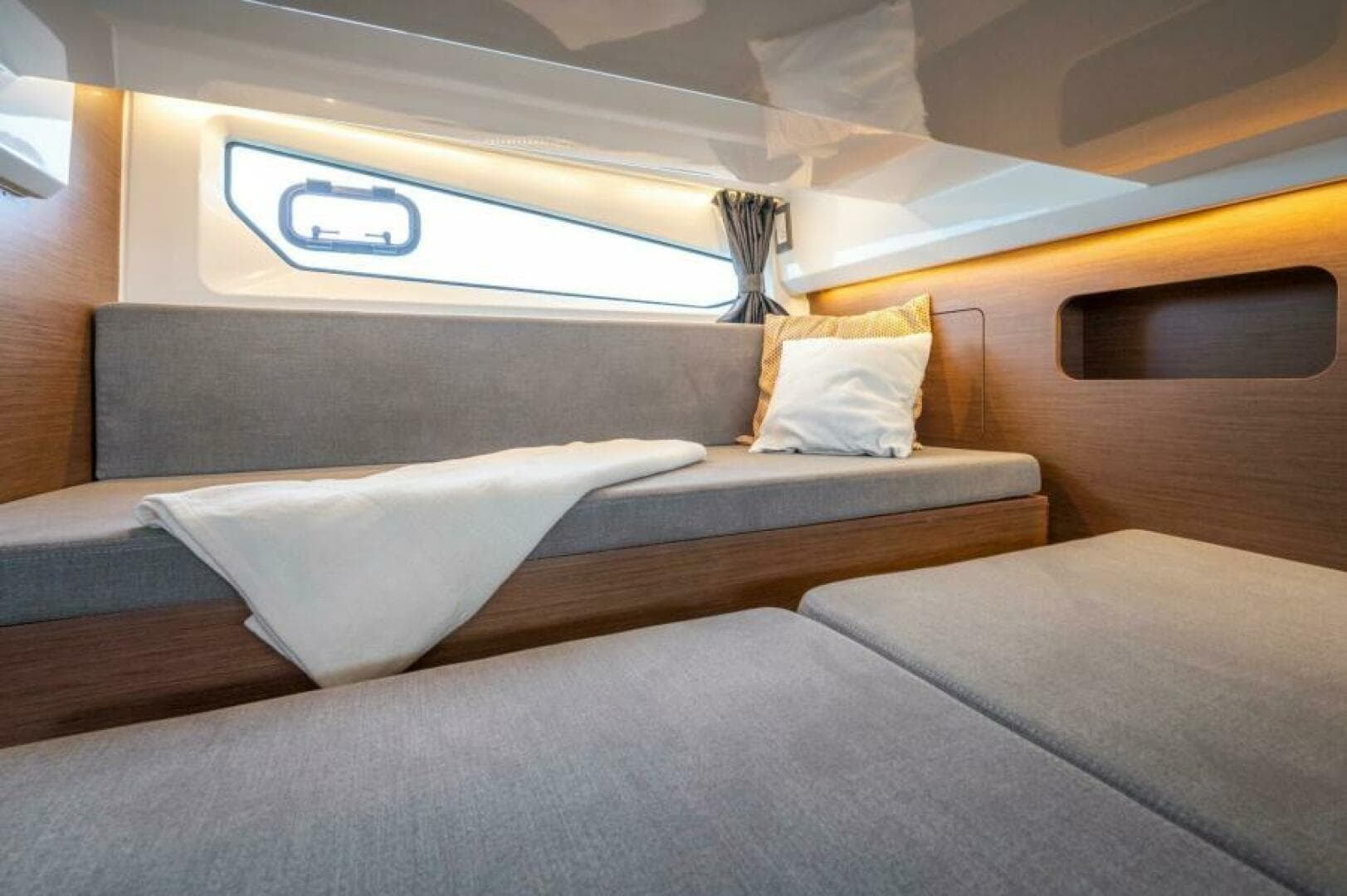 2026 Beneteau Antares 11 Fly