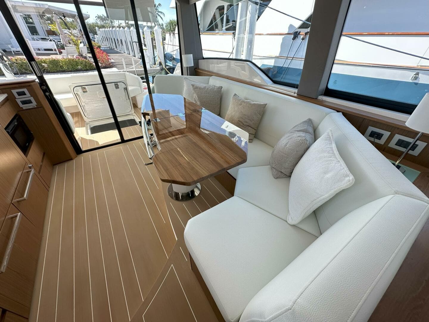2025 Tiara Yachts 60 EX - Dinette