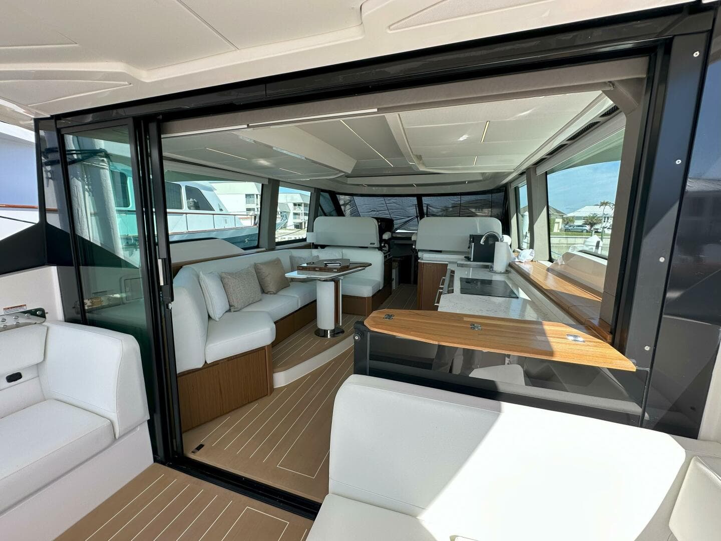  2025 Tiara Yachts 60 EX-Salon Entry 