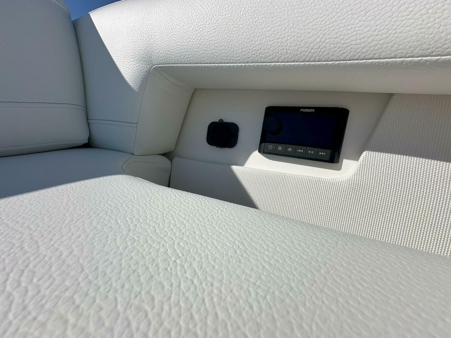  2025 Tiara Yachts 60 EX - Radio Control