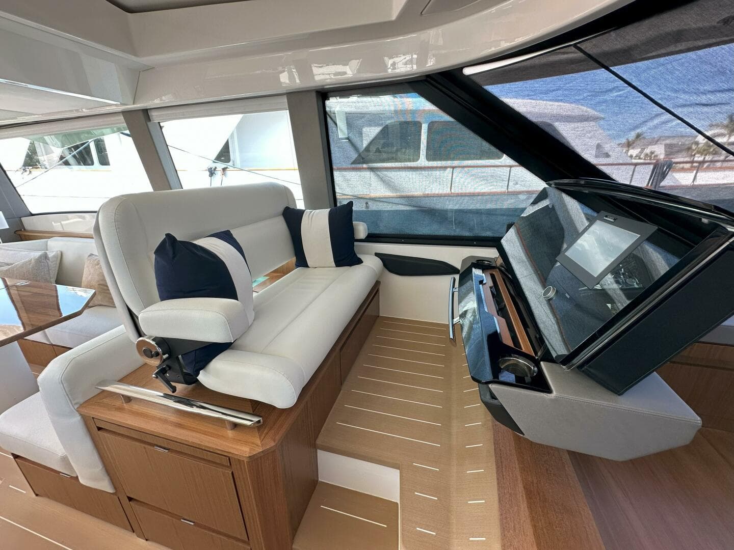 2025 Tiara Yachts 60 EX - Helm