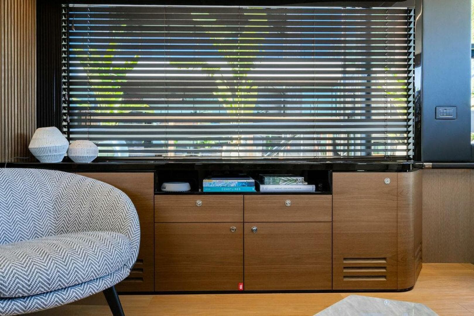 Absolute 64 - Kingship - Salon