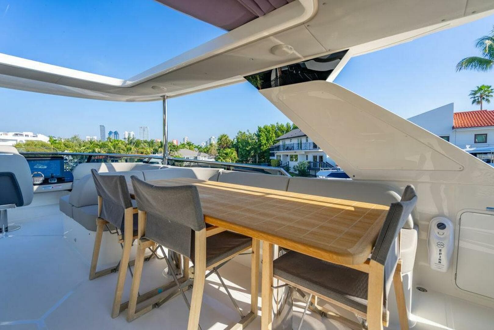 Absolute 64 - Kingship - Flybridge