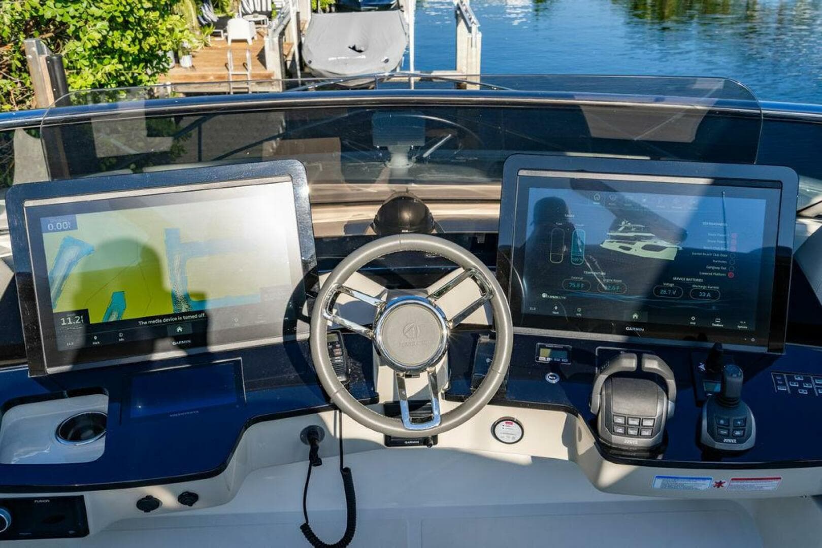 Absolute 64 - Kingship - Flybridge Helm