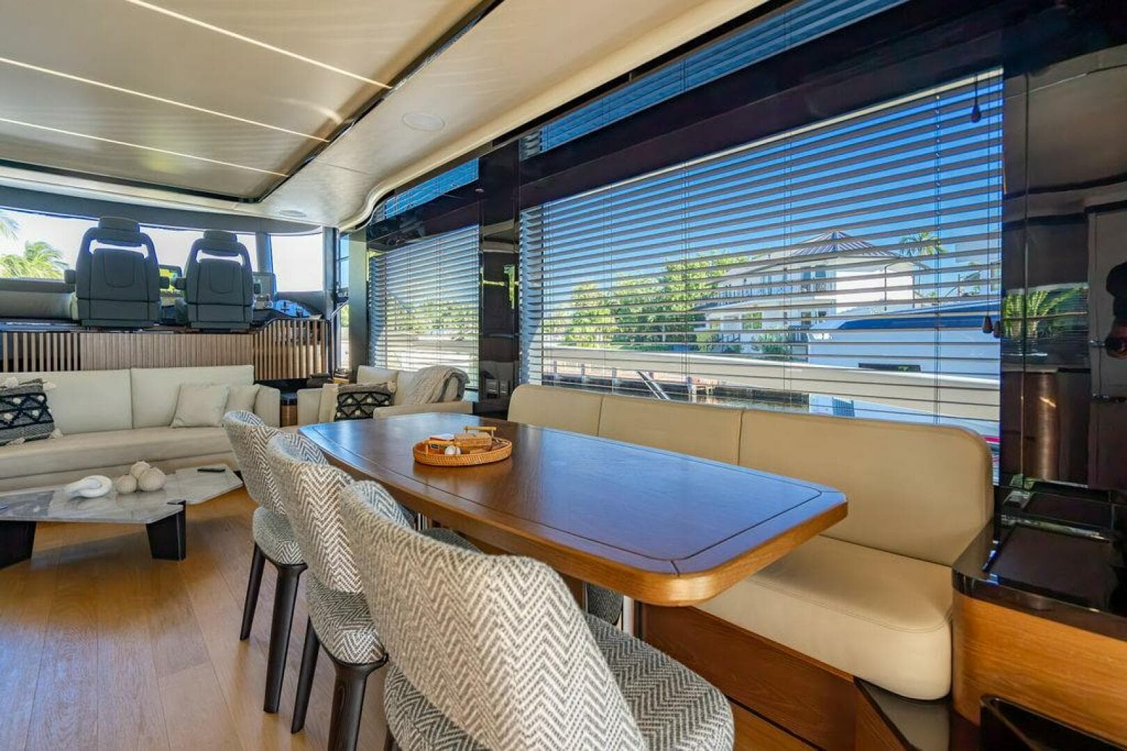 Absolute 64 - Kingship - Dinette 