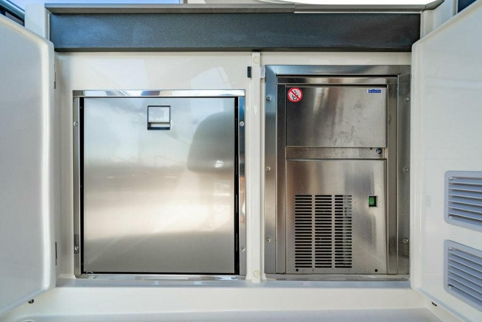 Absolute 64 - Kingship - Flybridge