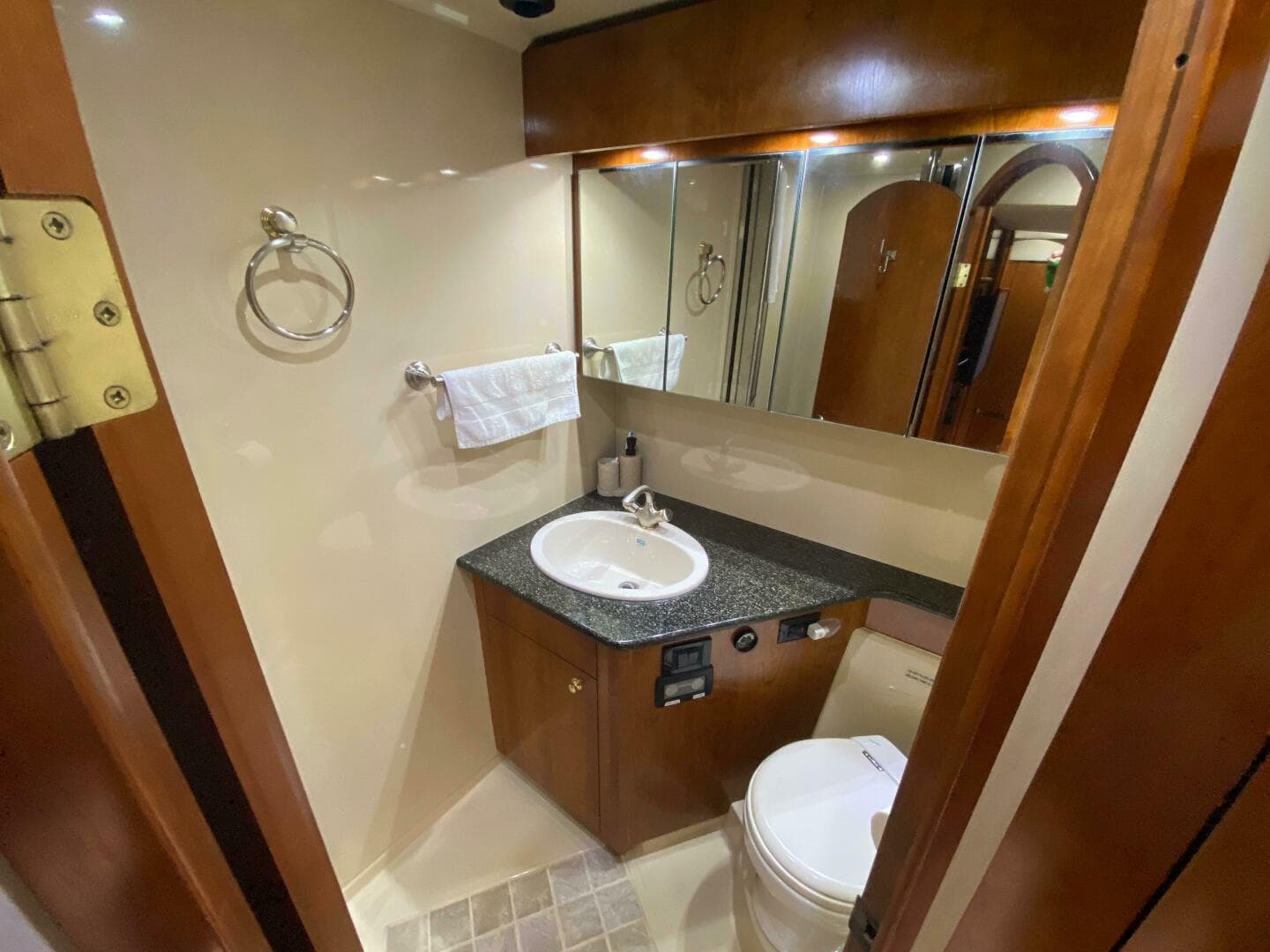 2006 Cruisers Yachts 52 Express