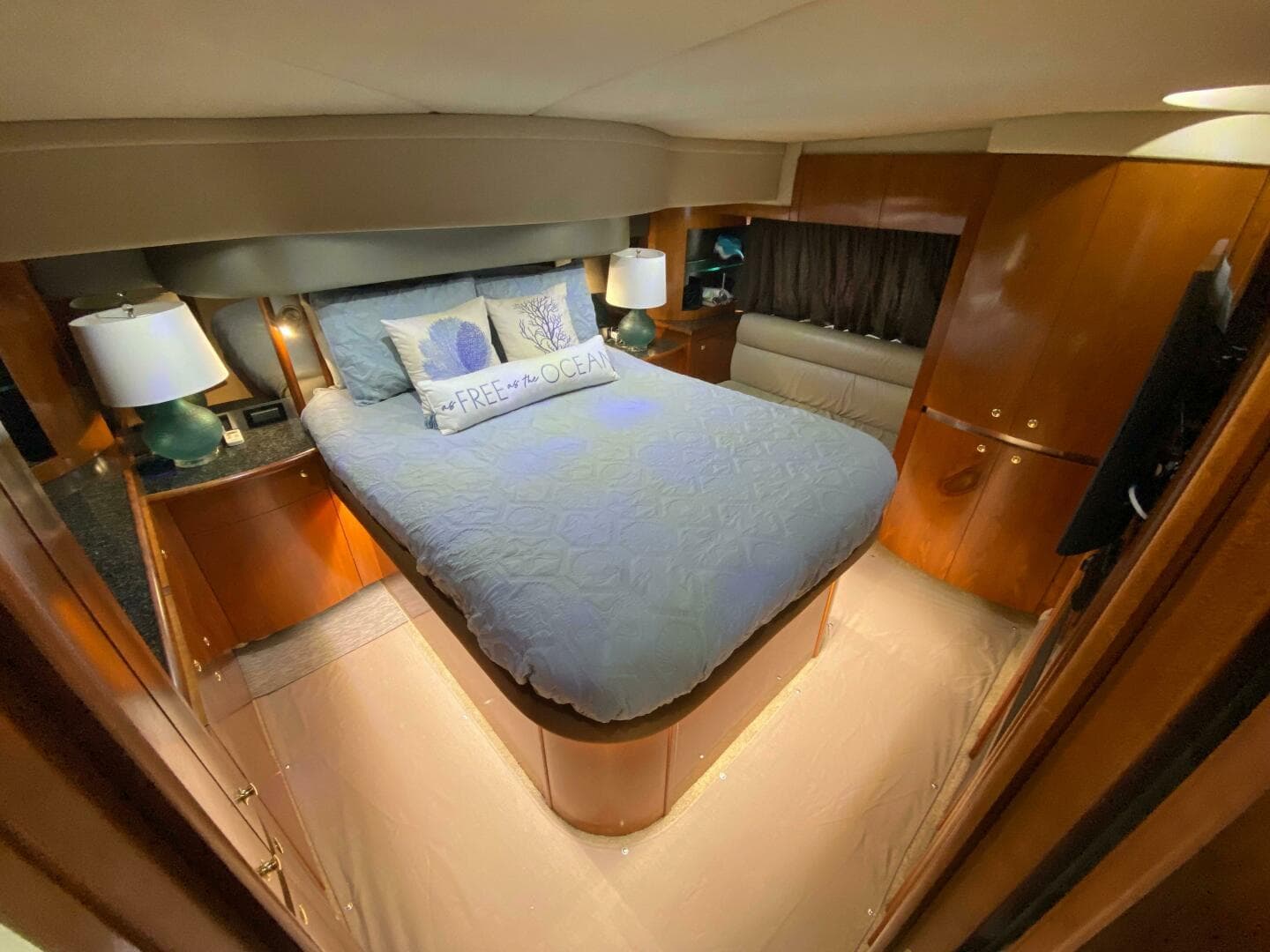 2006 Cruisers Yachts 52 Express