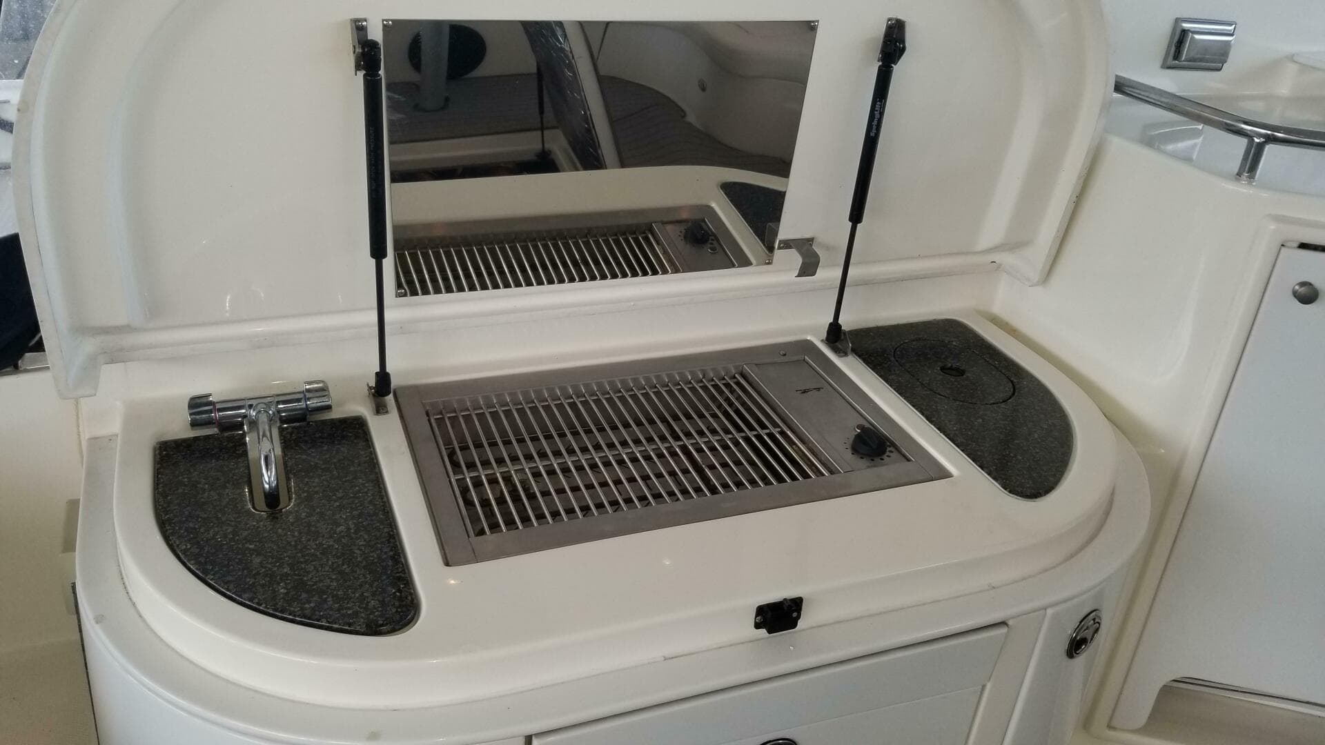 2006 Cruisers Yachts 52 Express