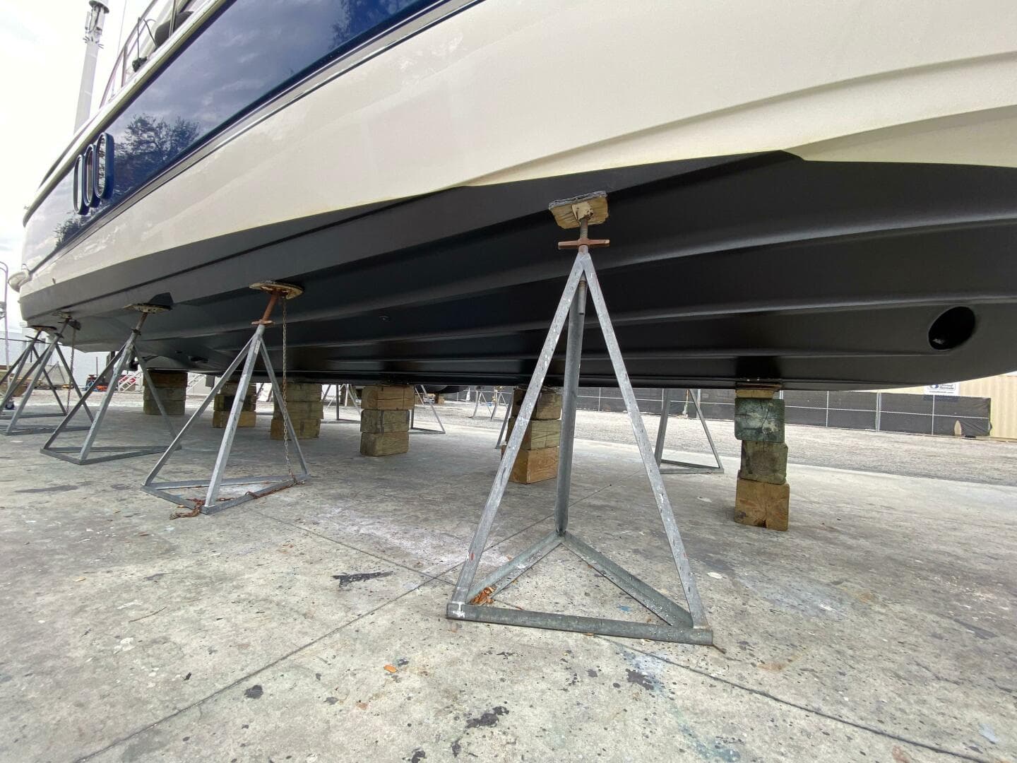 2006 Cruisers Yachts 52 Express
