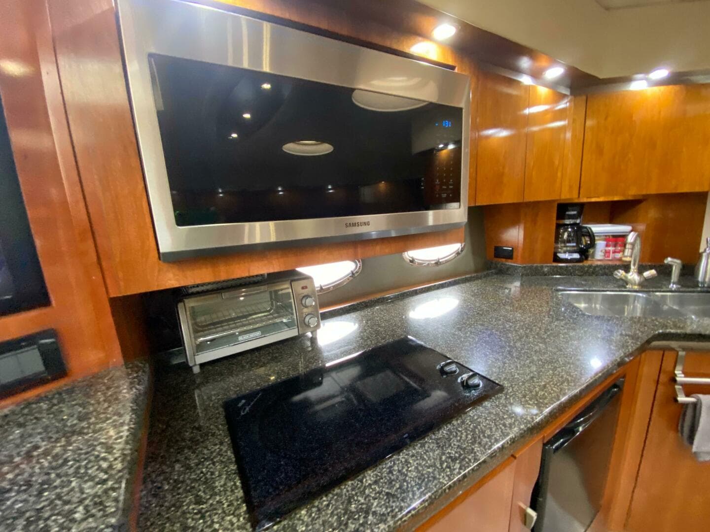 2006 Cruisers Yachts 52 Express