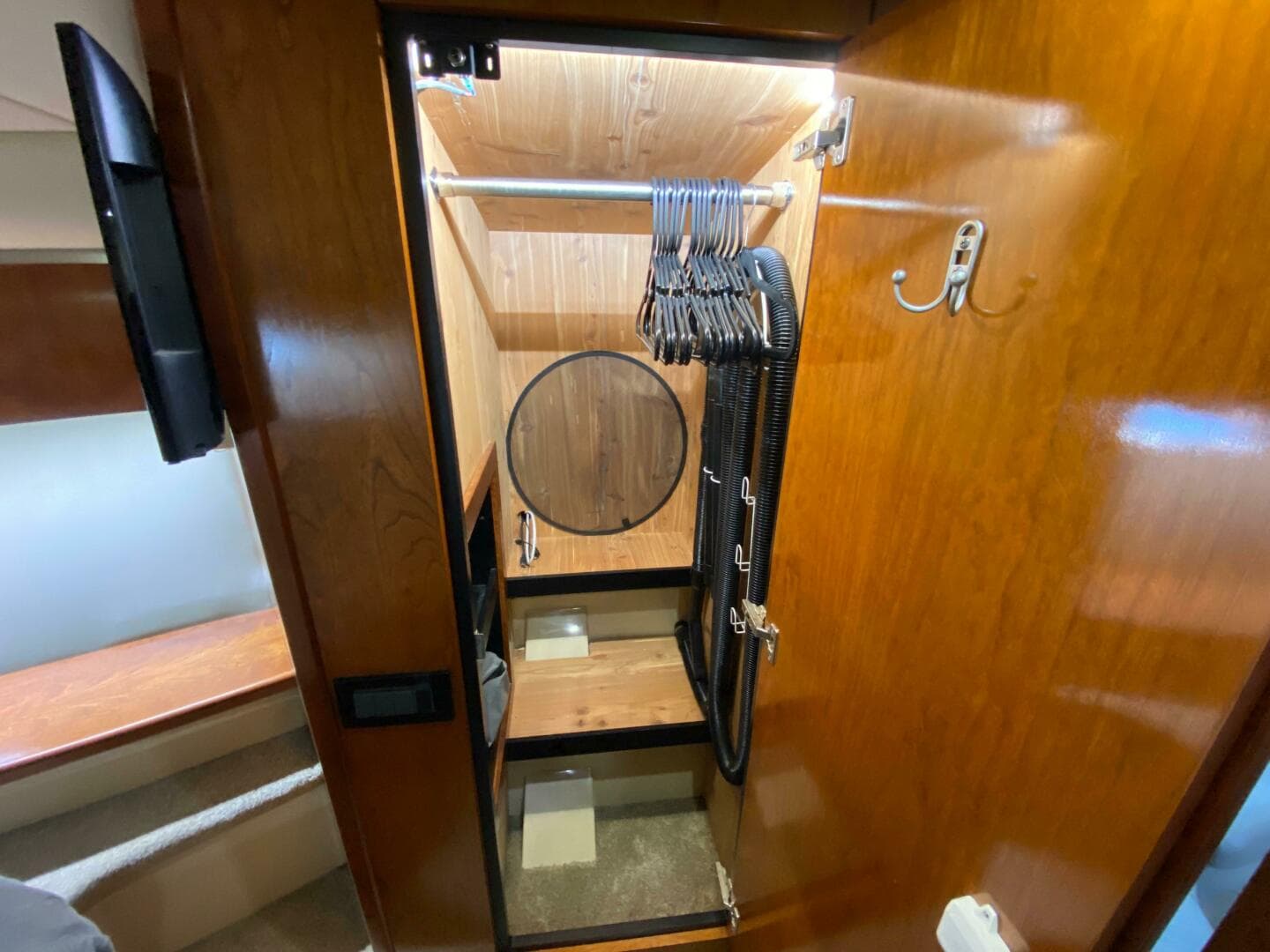2006 Cruisers Yachts 52 Express