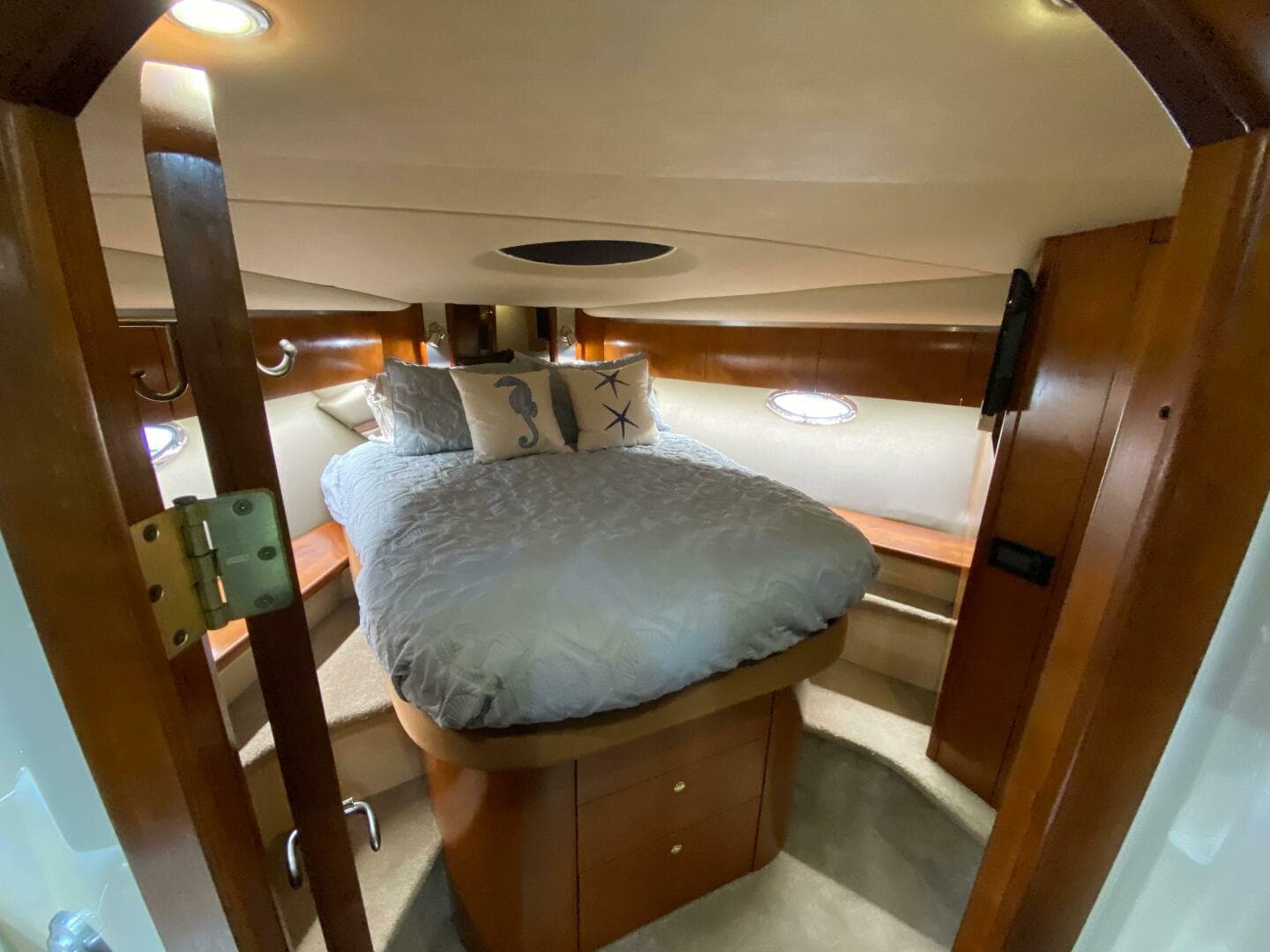2006 Cruisers Yachts 52 Express