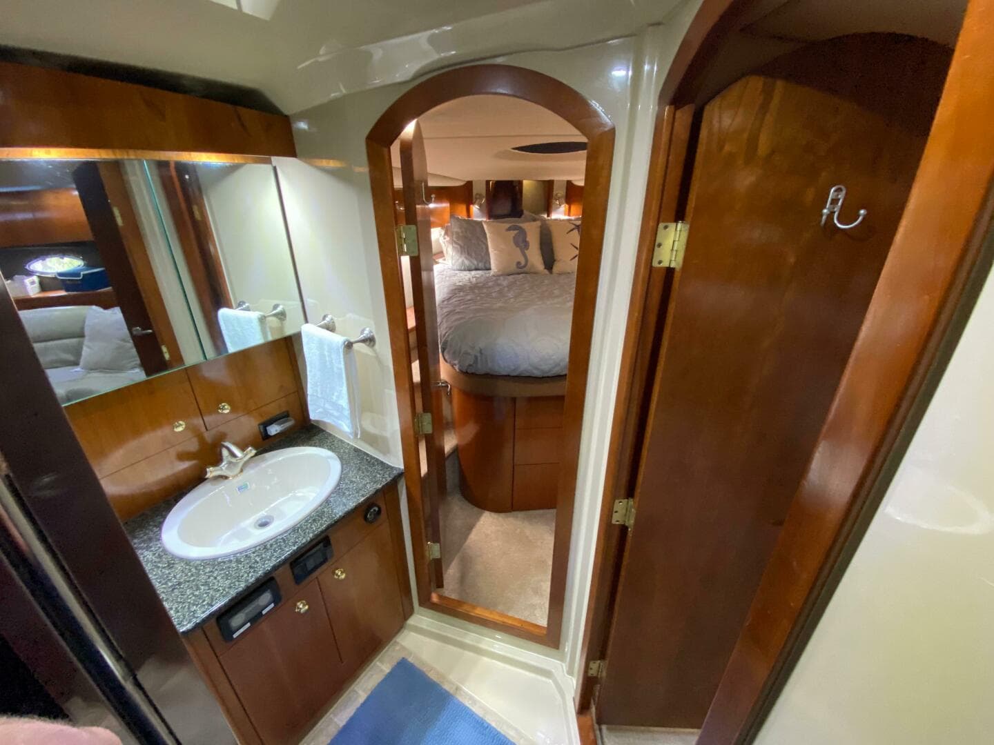 2006 Cruisers Yachts 52 Express