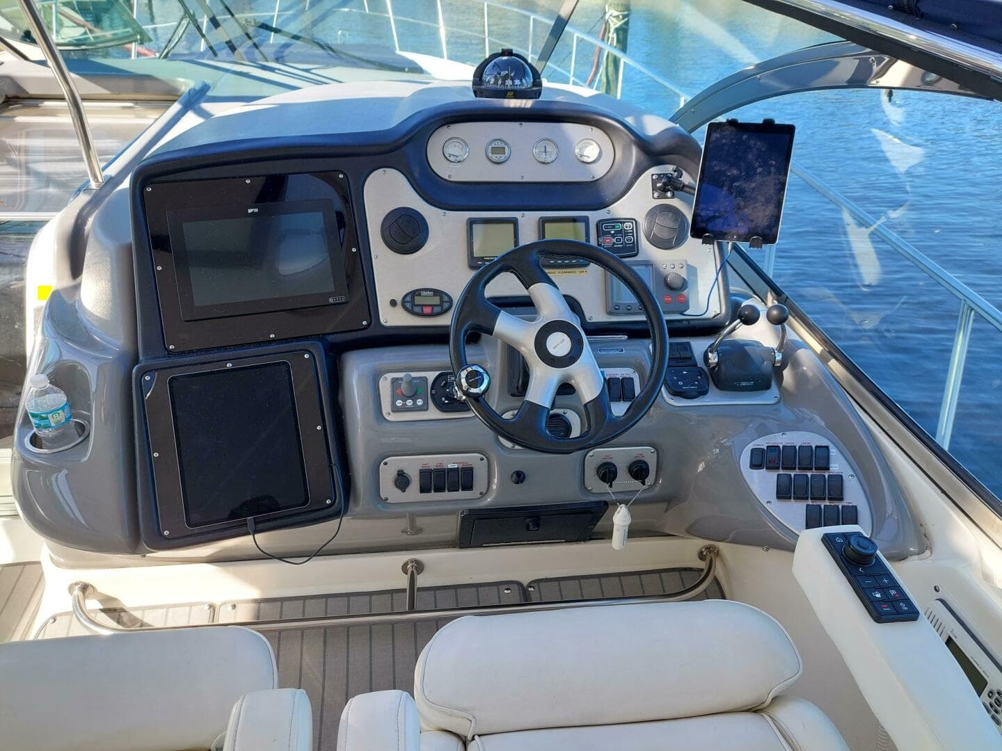 2006 Cruisers Yachts 52 Express