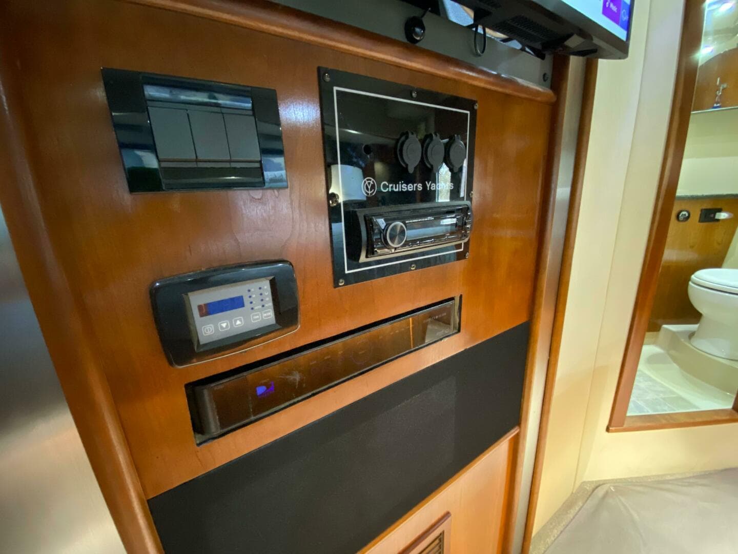 2006 Cruisers Yachts 52 Express