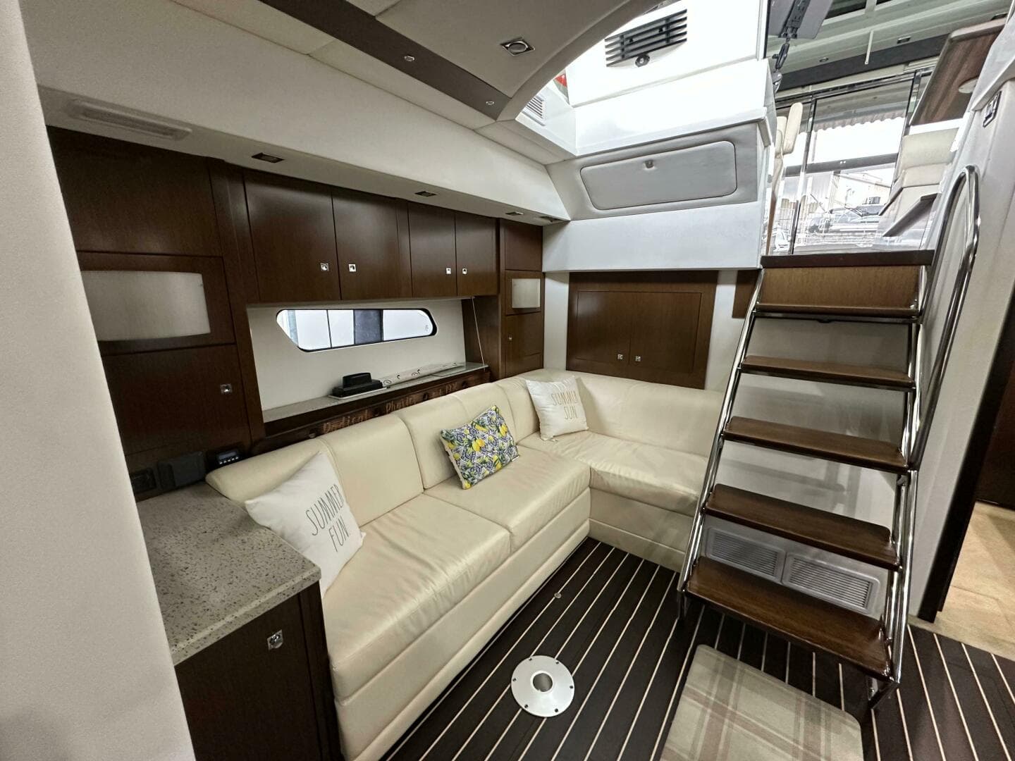 2012 Cruisers Yachts 48 Cantius
