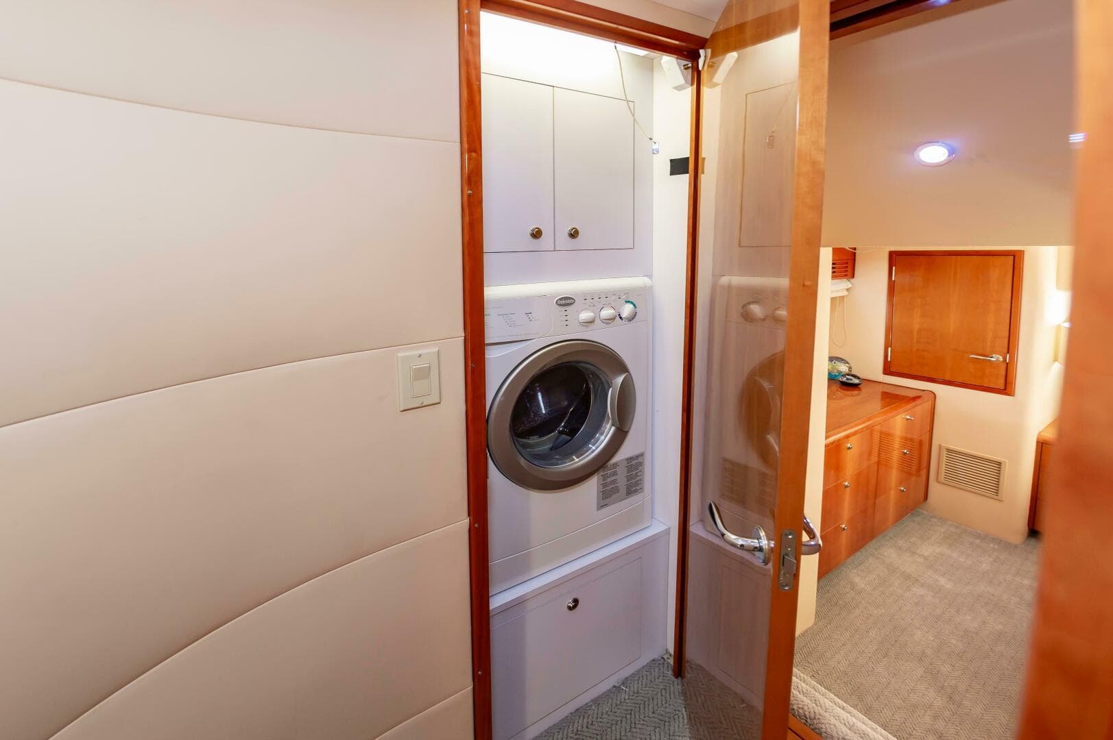 2008 Hatteras 64 Enclosed Bridge