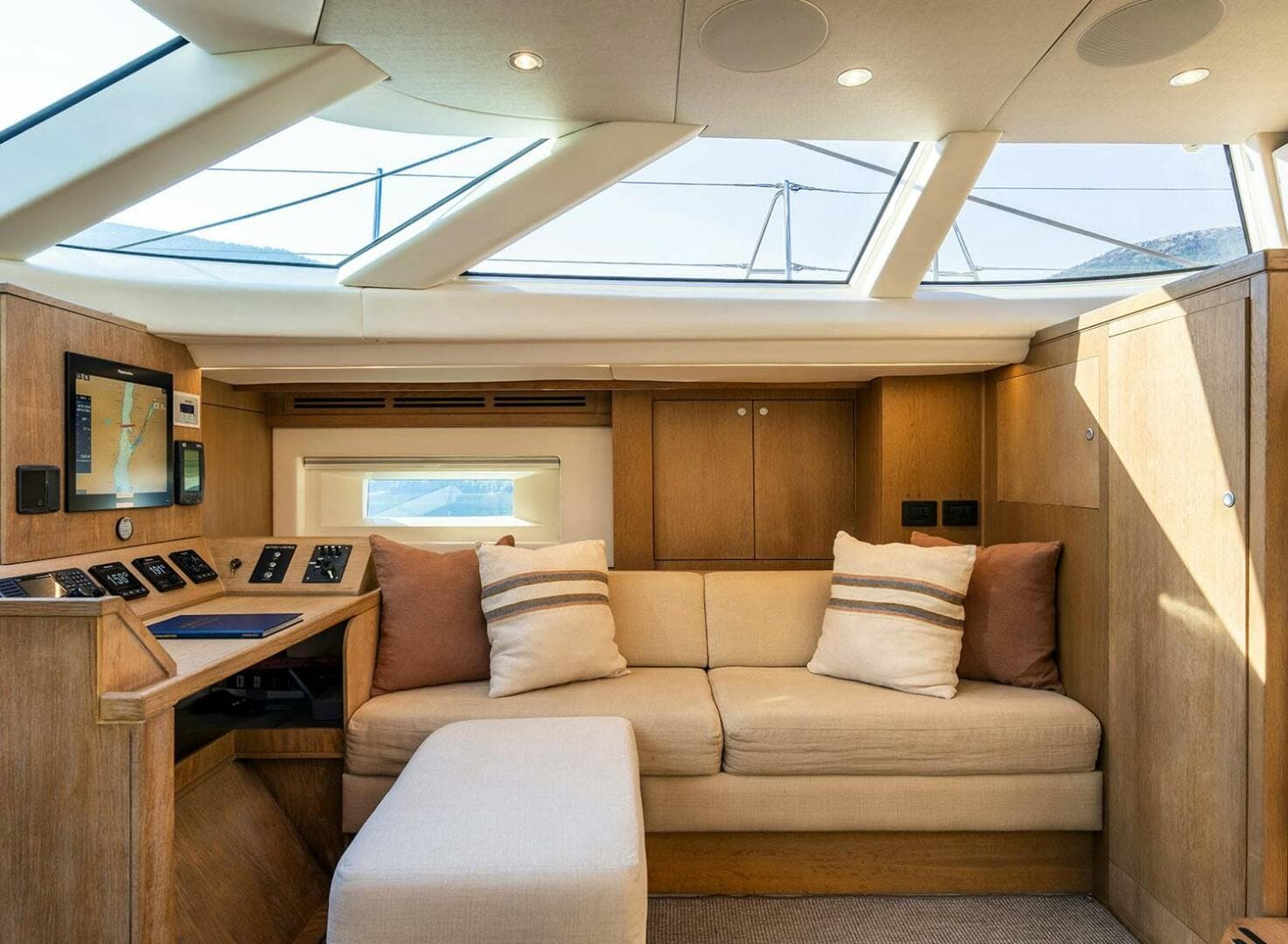 2014 Oyster Yachts Oyster 825