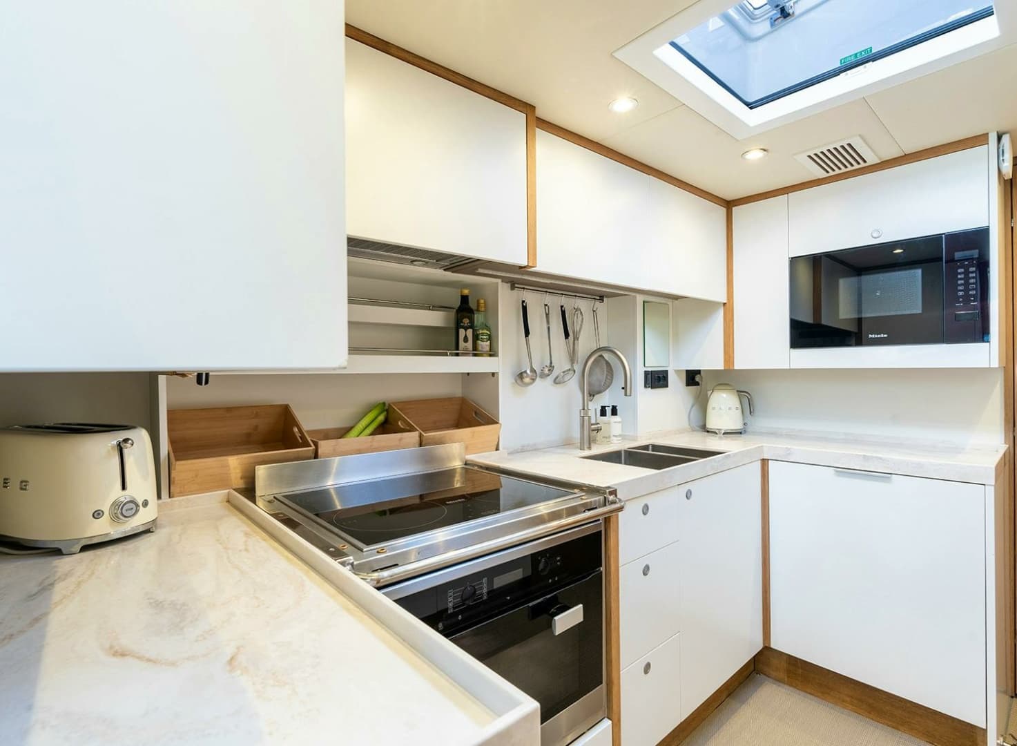 2014 Oyster Yachts Oyster 825