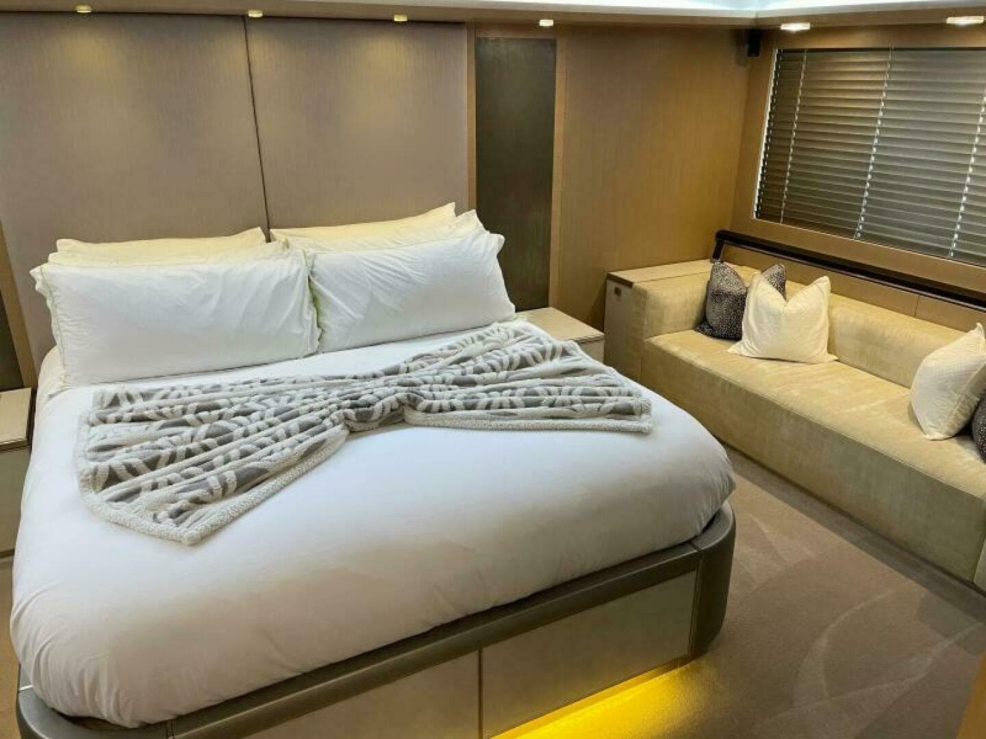 2015 Monte Carlo Yachts MCY86