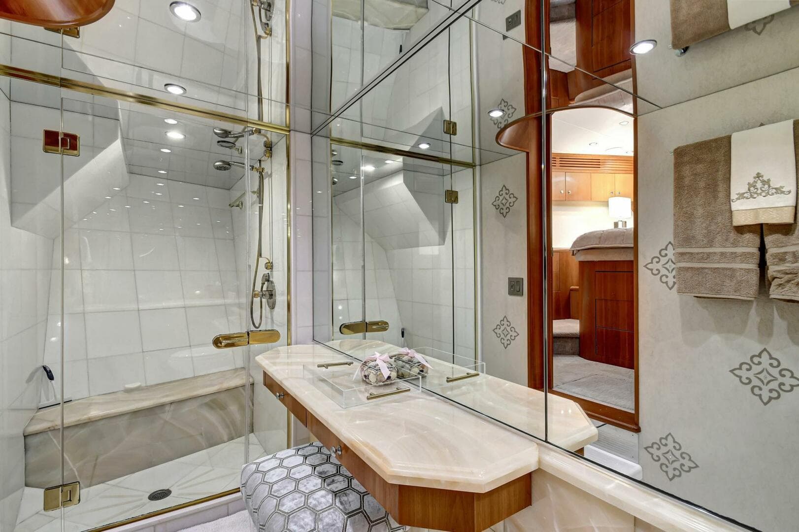 030 Lower Deck Forward VIP Head 01