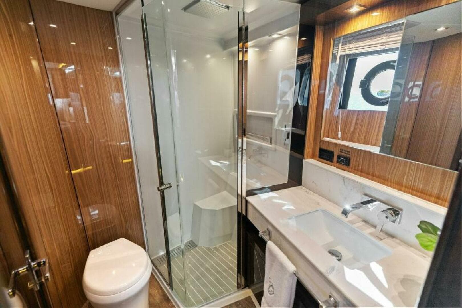 2023 Cruisers Yachts 60 Cantius Fly- Guest Head