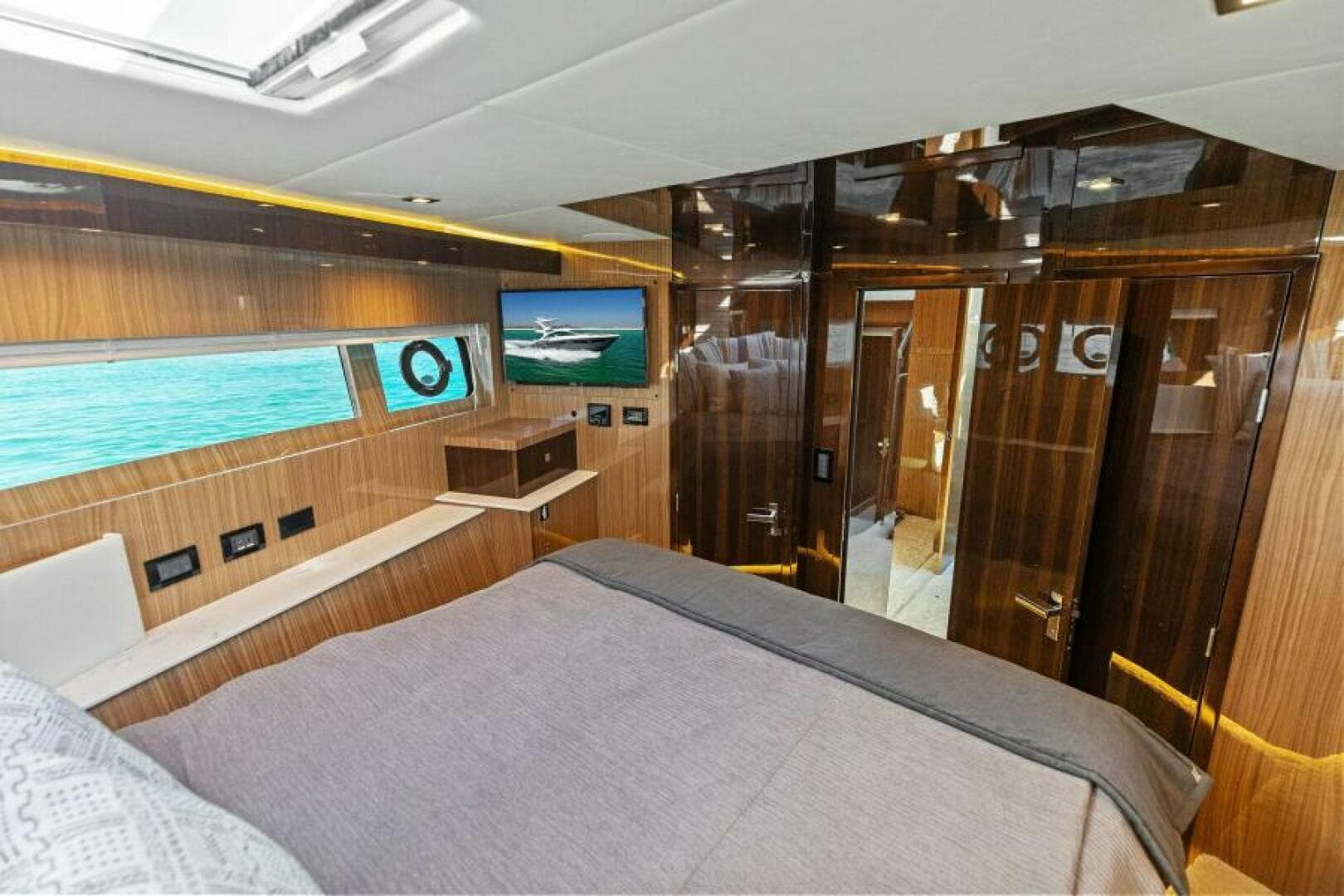 2023 Cruisers Yachts 60 Cantius Fly- VIP Stateroom