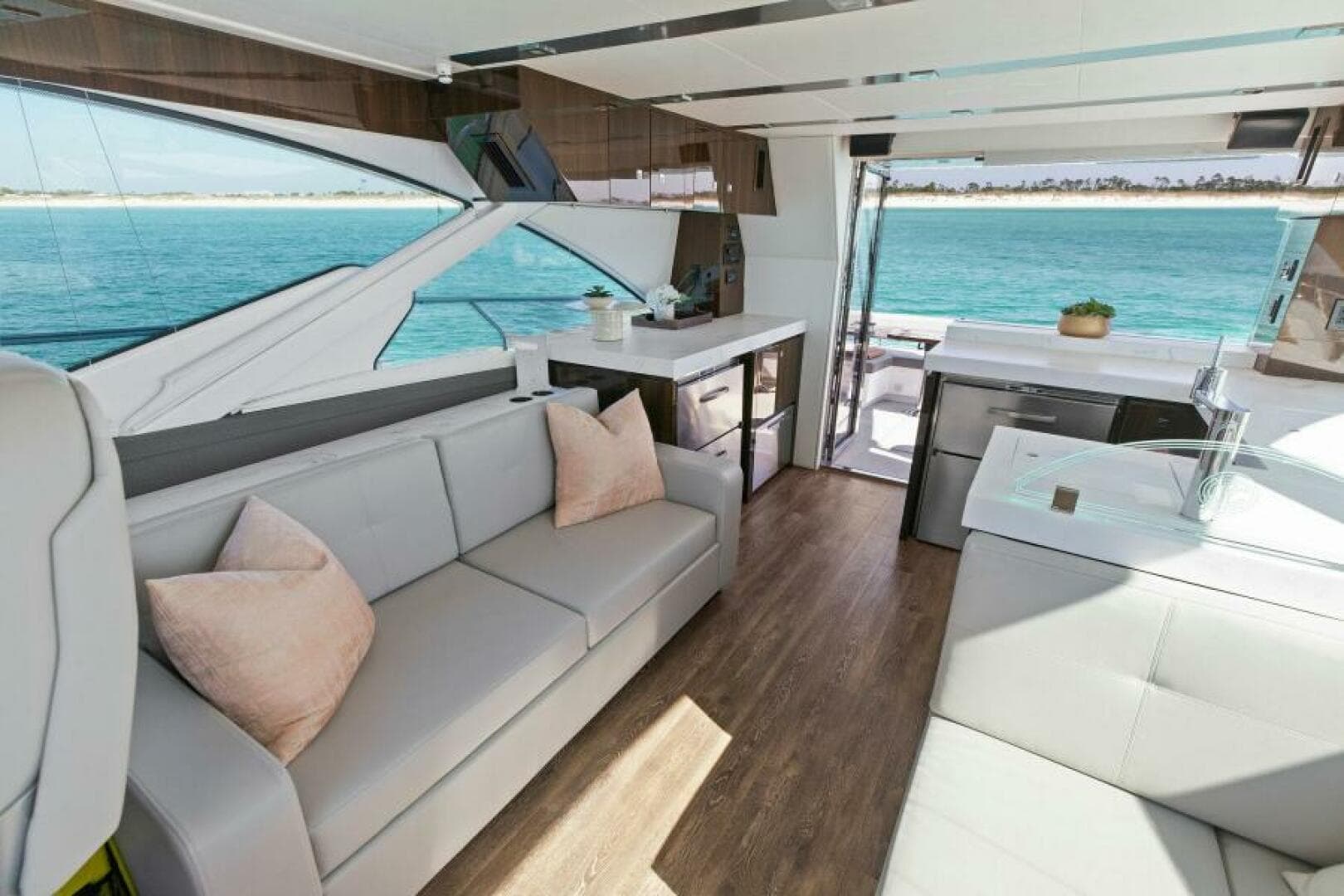 2023 Cruisers Yachts 60 Cantius Fly- Salon