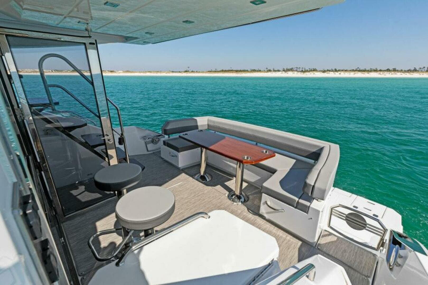 2023 Cruisers Yachts 60 Cantius Fly-Cockpit