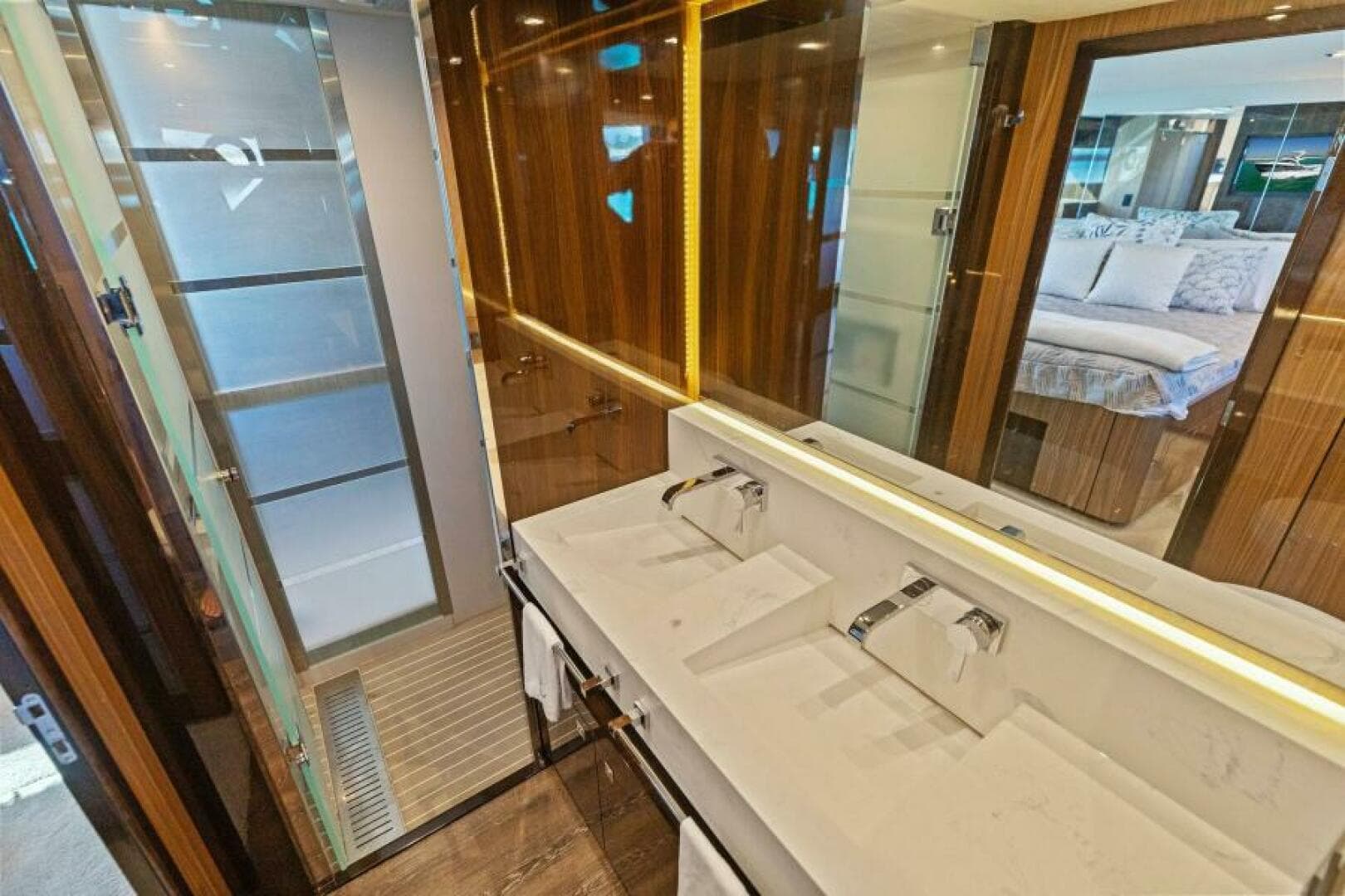 2023 Cruisers Yachts 60 Cantius Fly- Master Head