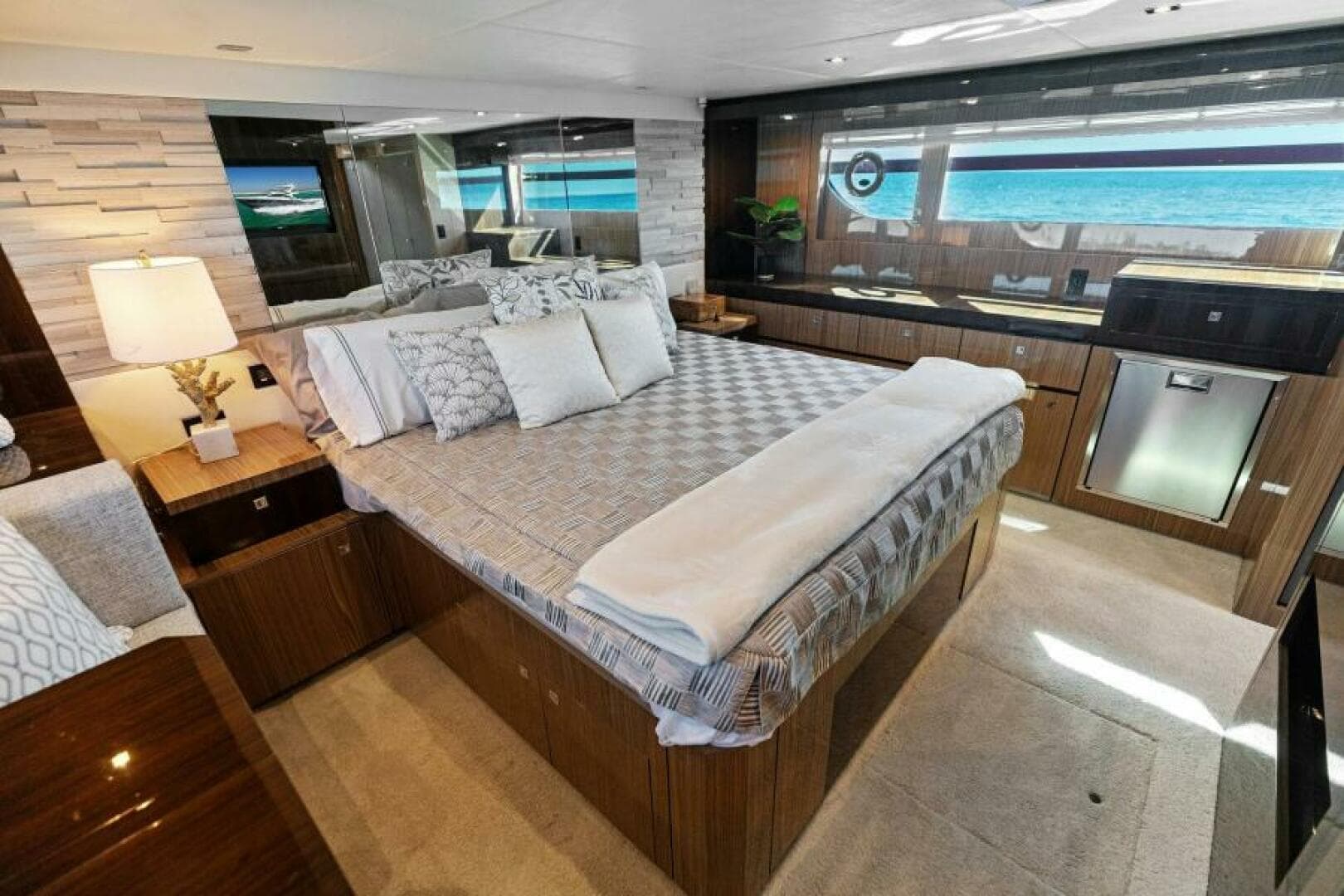 2023 Cruisers Yachts 60 Cantius Fly- Master Stateroom