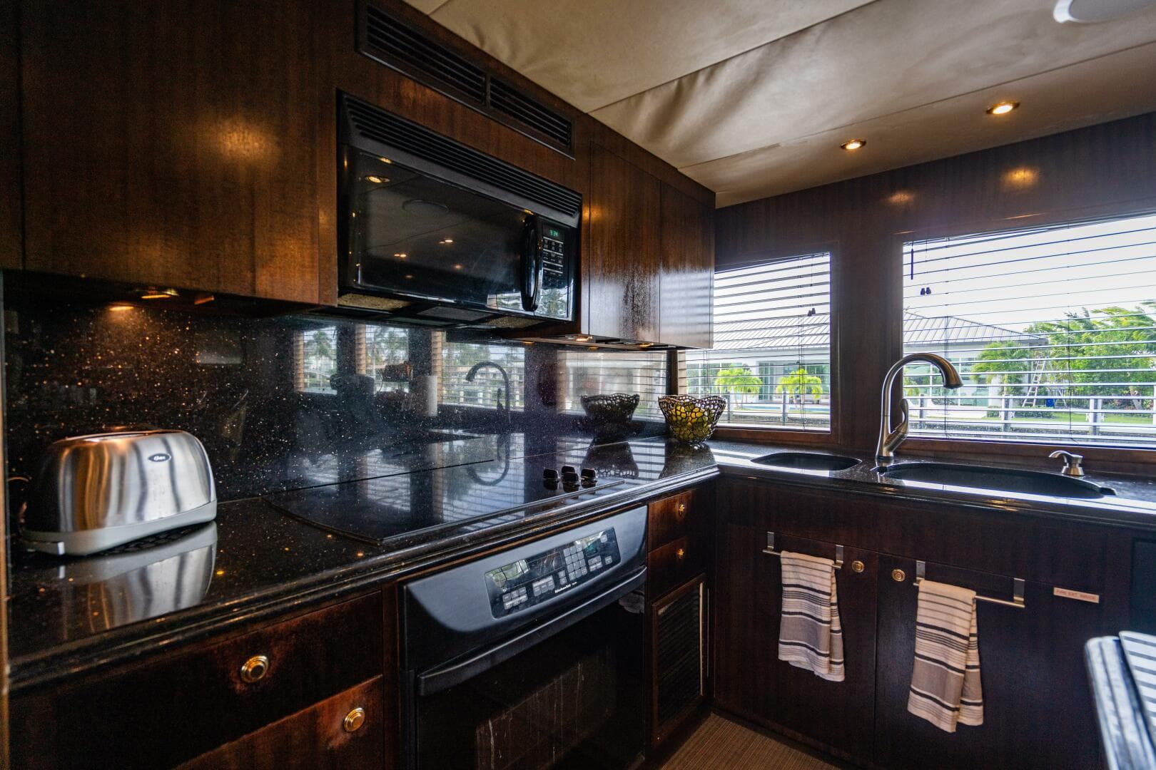 2001 Hatteras 100 Motor Yacht