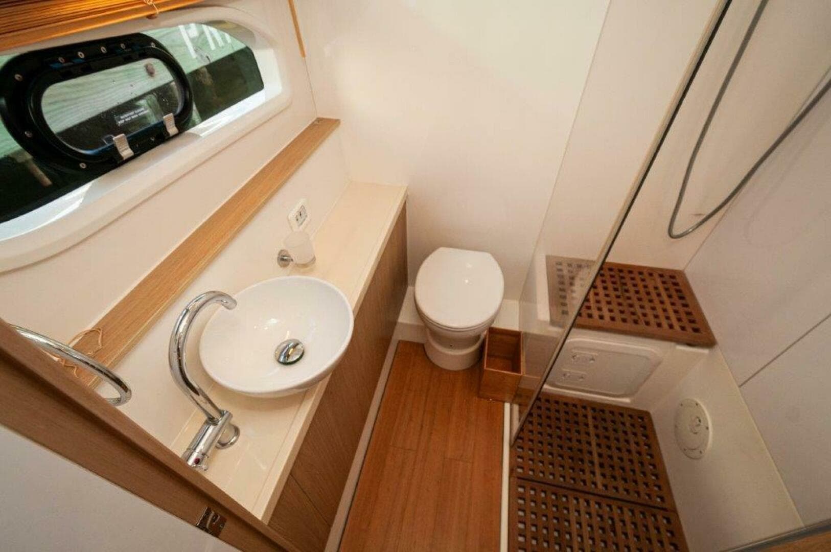 2018 Aquila 44 Catamaran- VIP (STBD) Head