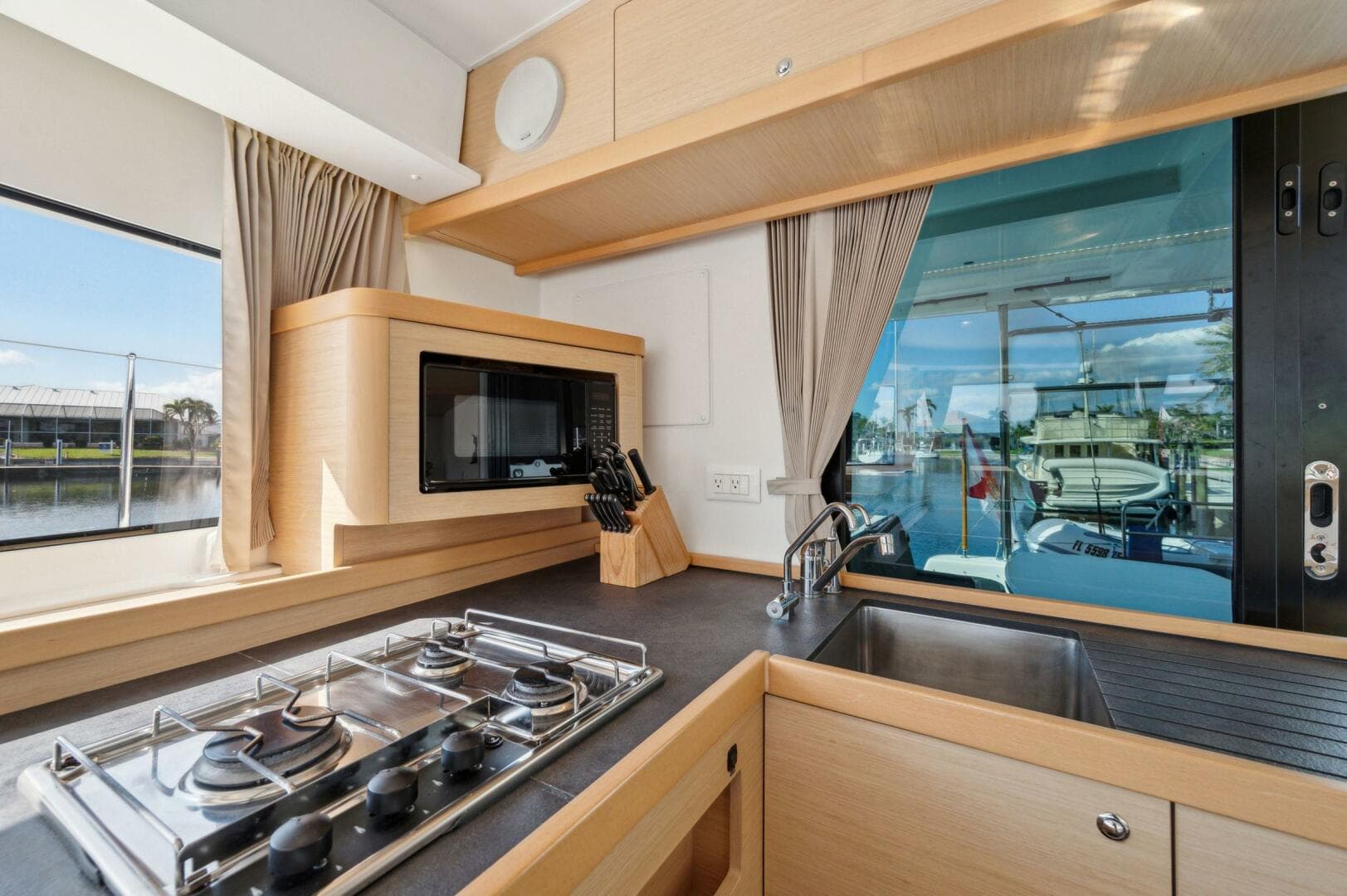 2019-lagoon-42-sail-9680095-20250213053003756-1_XLARGE.jpg
