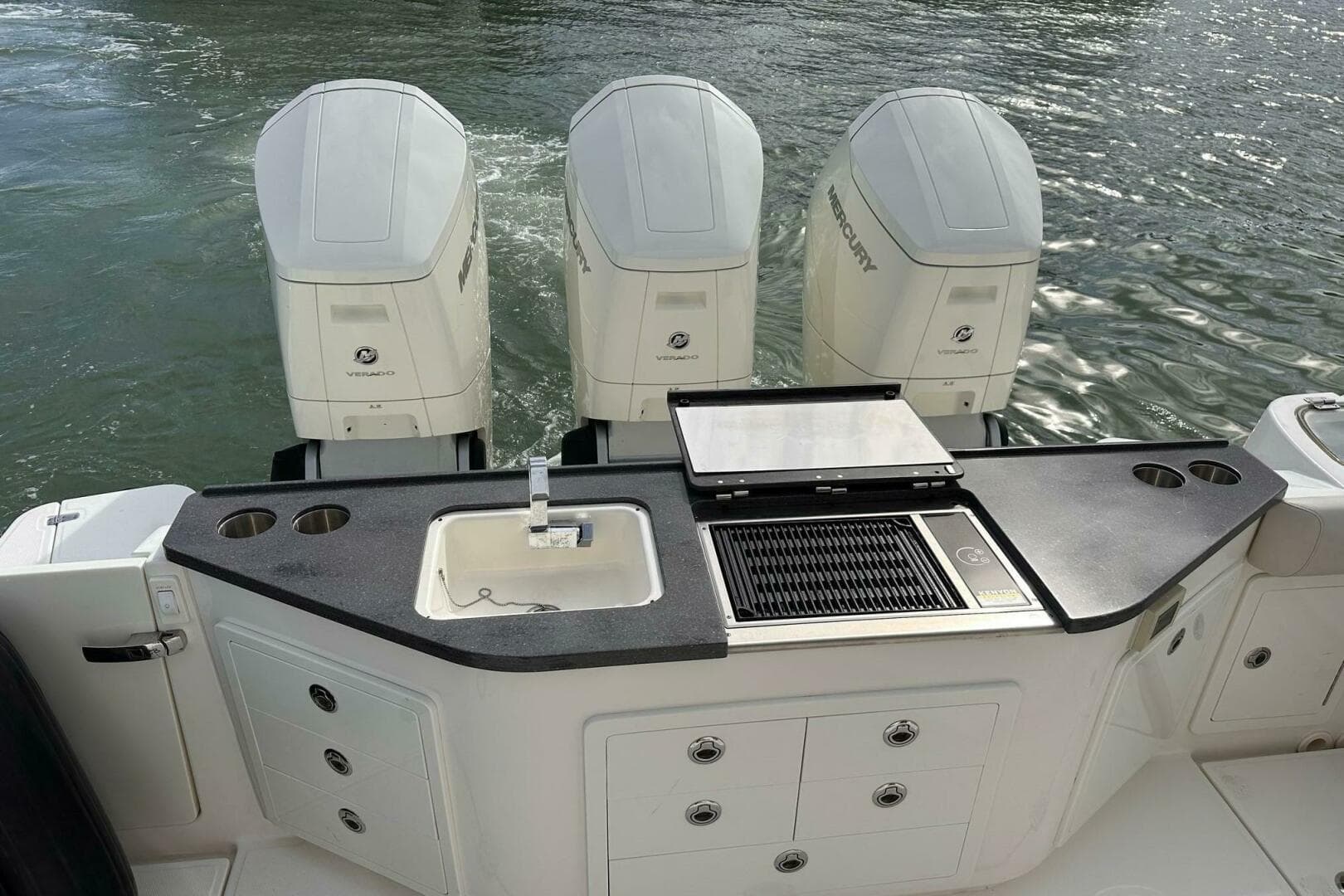 2022 Boston Whaler Conquest 405