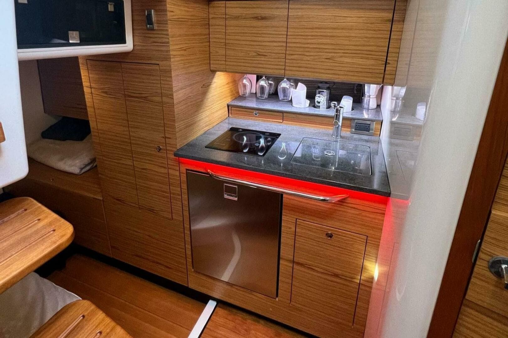 2022 Boston Whaler Conquest 405