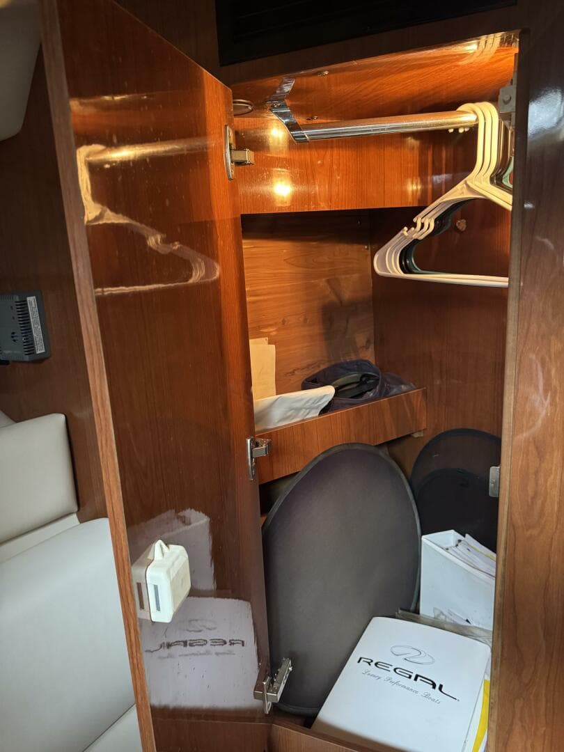 2005 Regal 3560 Commodore