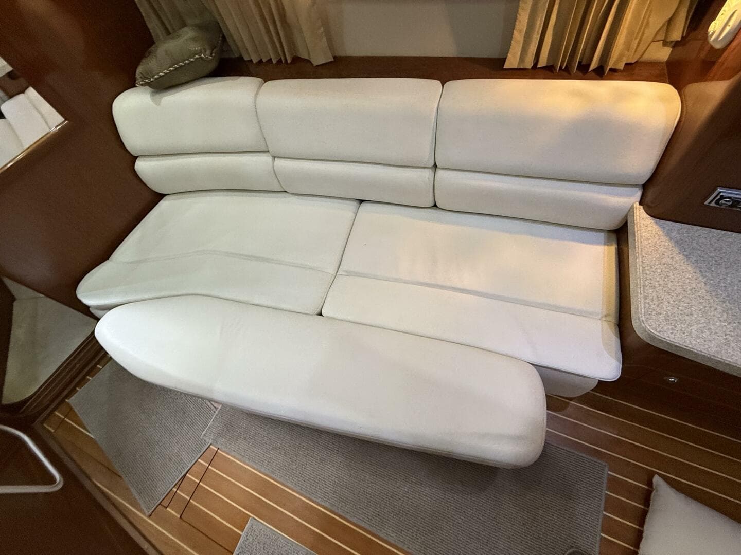 2005 Regal 3560 Commodore